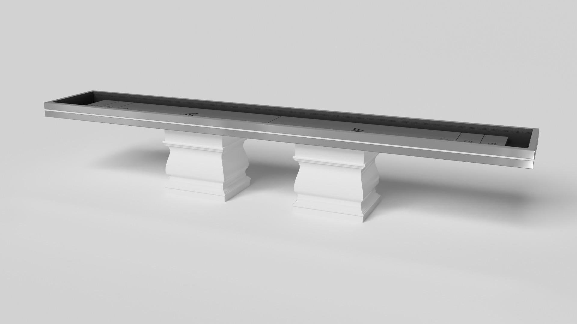Dos patas esculpidas a mano confieren un estilo clásico a esta mesa de tejo artesanal en blanco. Esta lujosa mesa de juego de madera tiene un tablero rectangular liso sobre dos anchas patas de balaustre que imitan las curvas y líneas de las molduras
