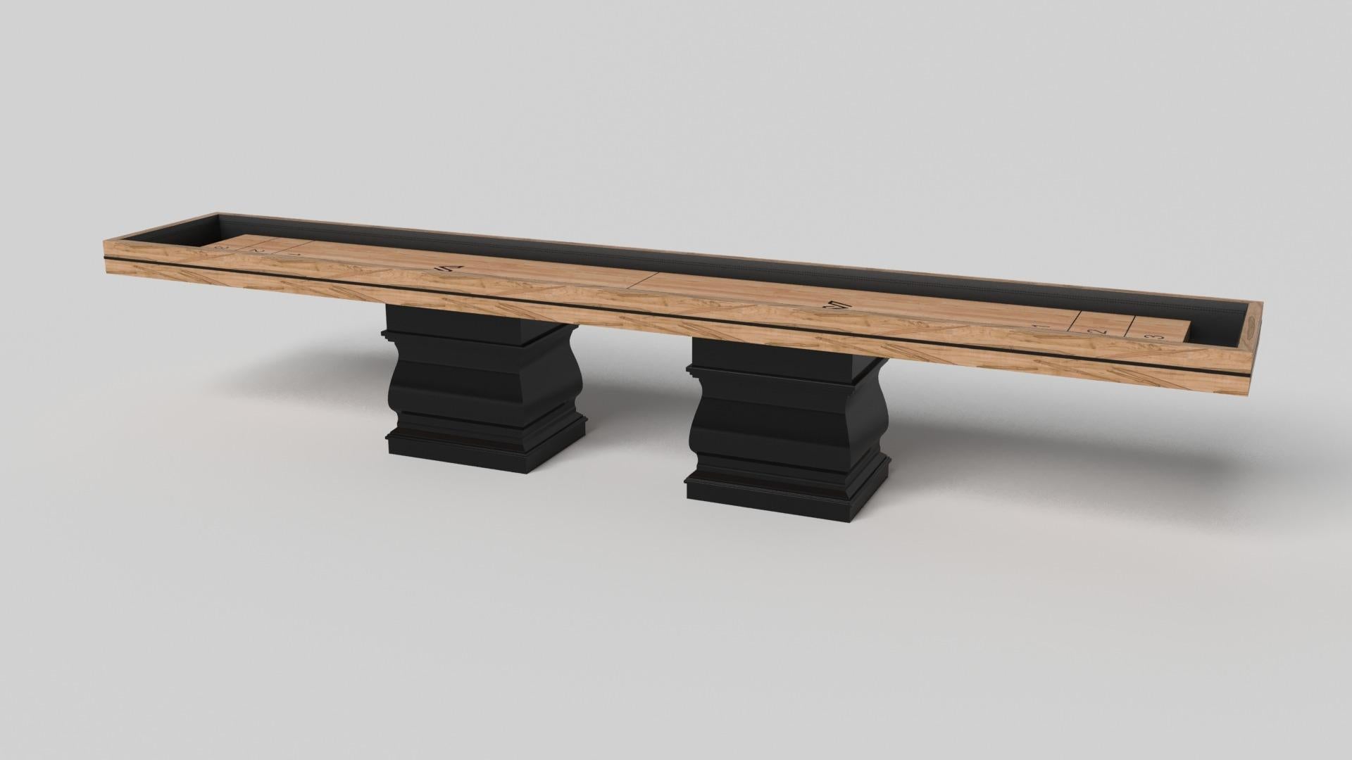 Zwei handgeformte Beine verleihen diesem handgefertigten Shuffleboard-Tisch in Weiß ein Gefühl von klassischem Stil. Dieser luxuriöse Holztisch hat eine glatte, rechteckige Platte, die auf zwei breiten Balustersäulen ruht, die die Kurven und Linien