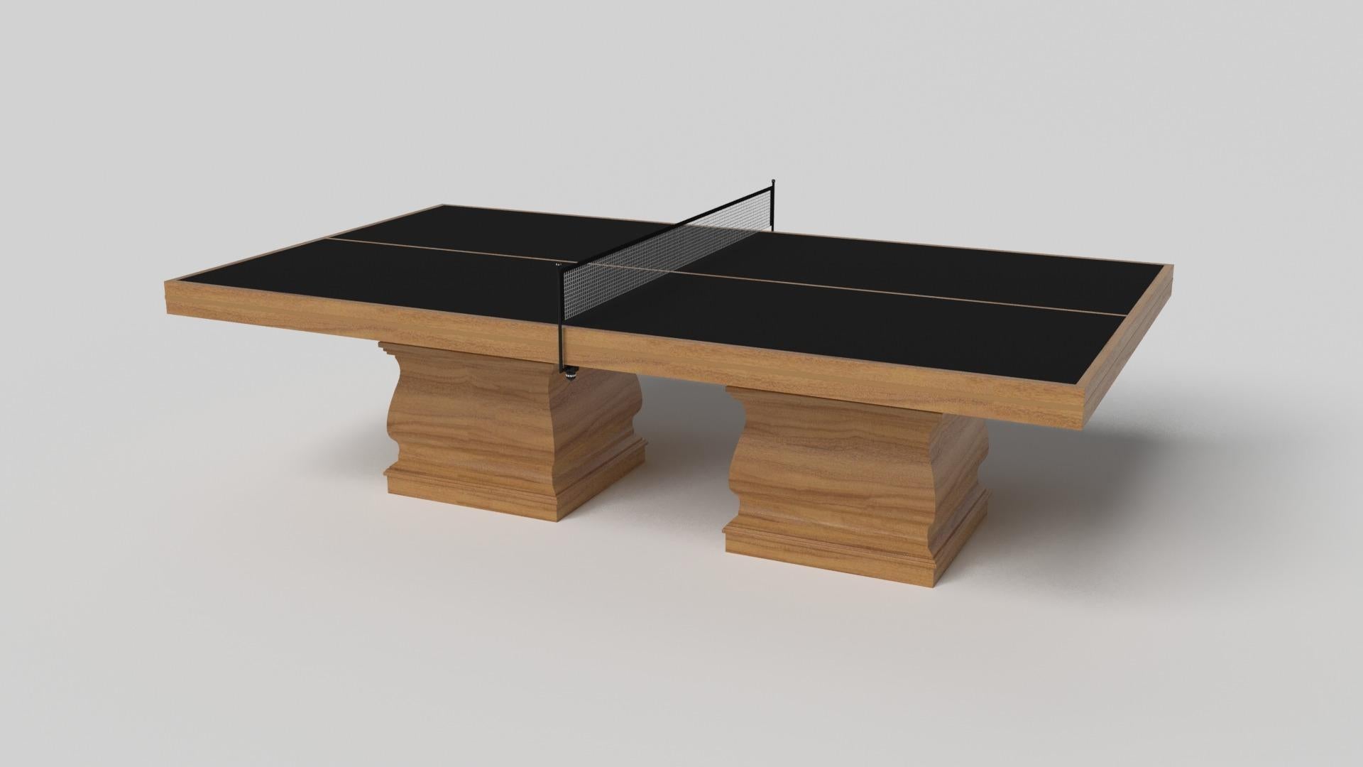Dos patas esculpidas a mano confieren un estilo clásico a esta mesa de ping-pong hecha a mano en blanco. Esta lujosa mesa de juego de madera tiene un tablero rectangular liso sobre dos anchas patas de balaustre que imitan las curvas y líneas de las
