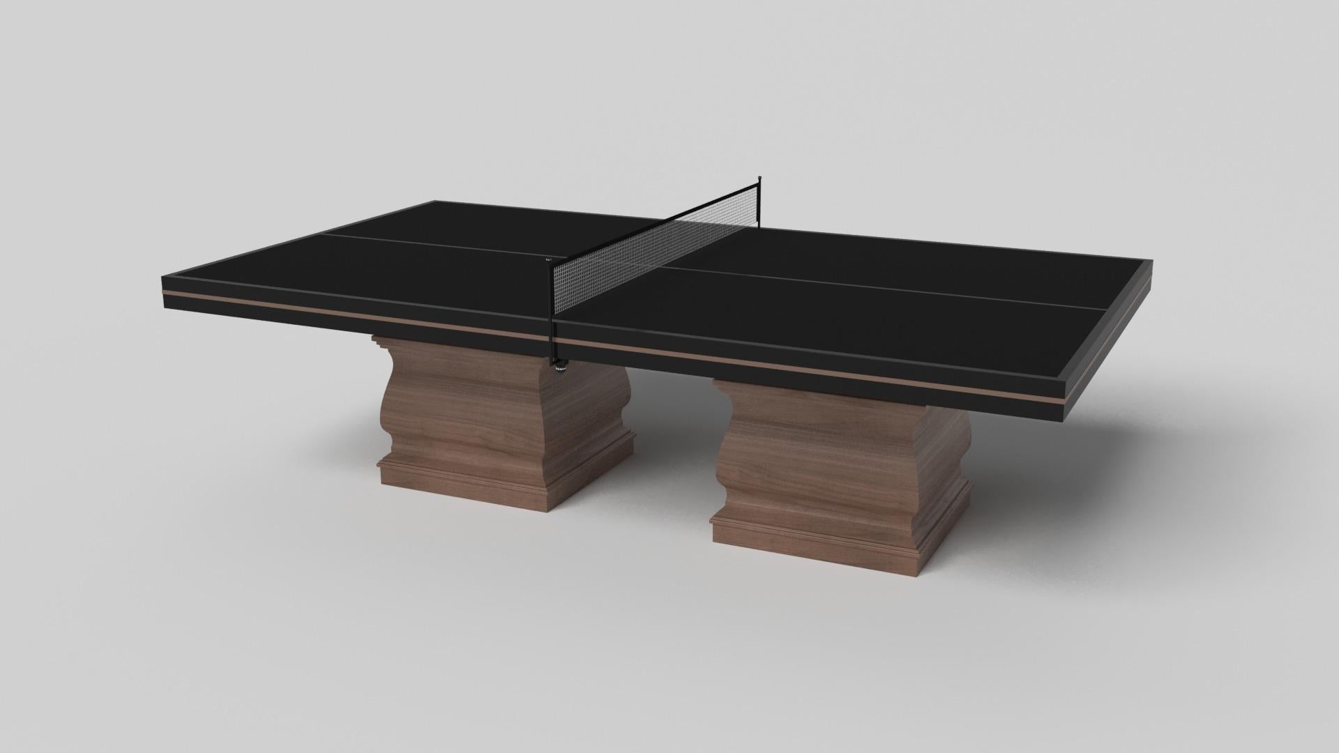 Dos patas esculpidas a mano confieren un estilo clásico a esta mesa de ping-pong hecha a mano en blanco. Esta lujosa mesa de juego de madera tiene un tablero rectangular liso sobre dos anchas patas de balaustre que imitan las curvas y líneas de las
