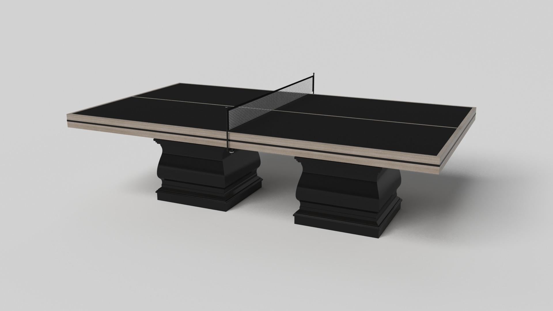 Dos patas esculpidas a mano confieren un estilo clásico a esta mesa de ping-pong hecha a mano en blanco. Esta lujosa mesa de juego de madera tiene un tablero rectangular liso sobre dos anchas patas de balaustre que imitan las curvas y líneas de las