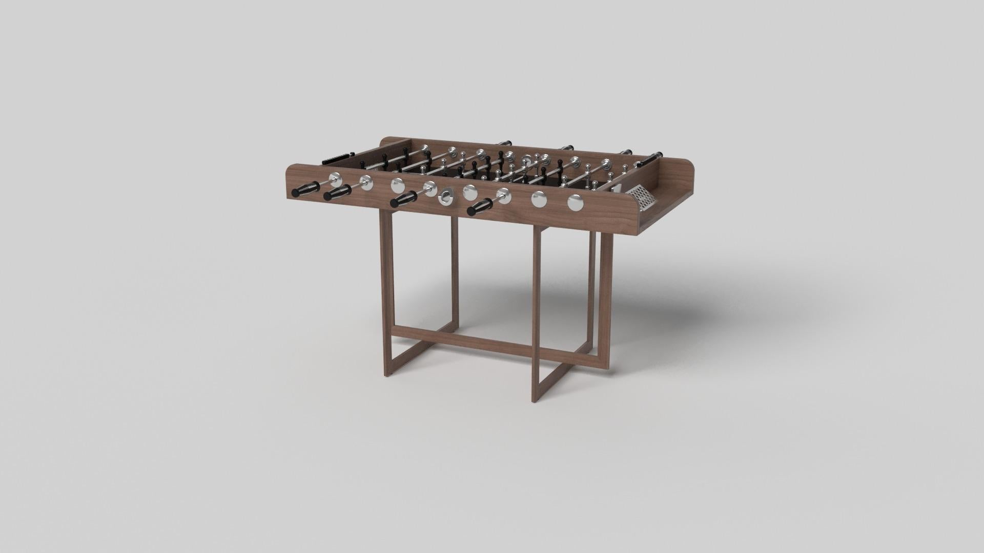 Avec une base ouverte en métal, notre table Beso est une expression unique de formes contemporaines et d'espace négatif. Cette table de baby-foot est fabriquée à la main par nos maîtres artisans avec une base rectangle dans rectangle qui reprend les