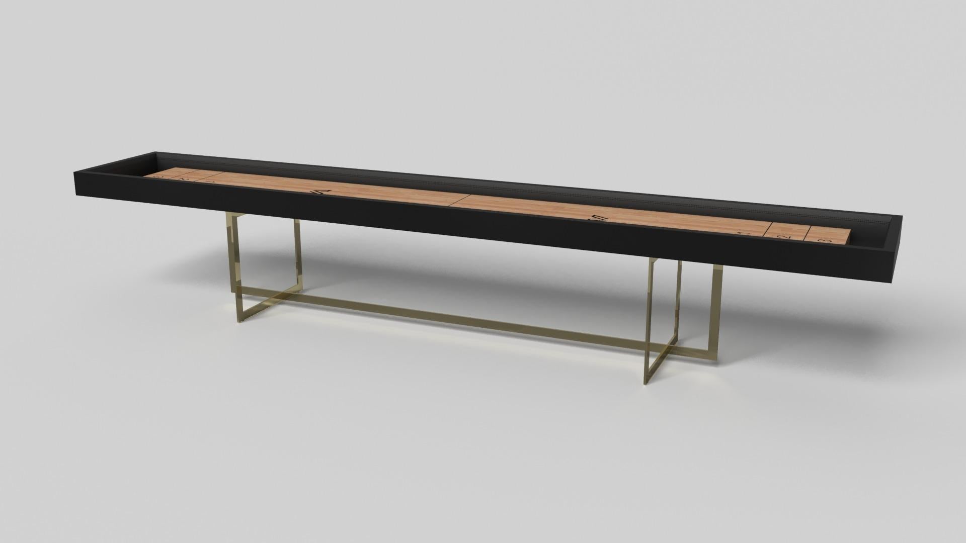 Con una base aperta in metallo, il nostro tavolo Beso è un'espressione unica di forme contemporanee e spazio negativo. Questo tavolo da shuffleboard è realizzato a mano dai nostri maestri artigiani con una base rettangolo-rettangolo che riprende gli