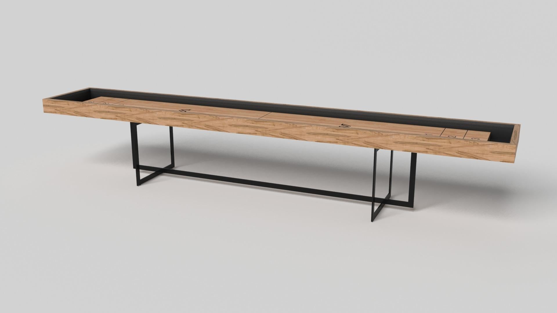 Con una base aperta in metallo, il nostro tavolo Beso è un'espressione unica di forme contemporanee e spazio negativo. Questo tavolo da shuffleboard è realizzato a mano dai nostri maestri artigiani con una base rettangolo-rettangolo che riprende gli