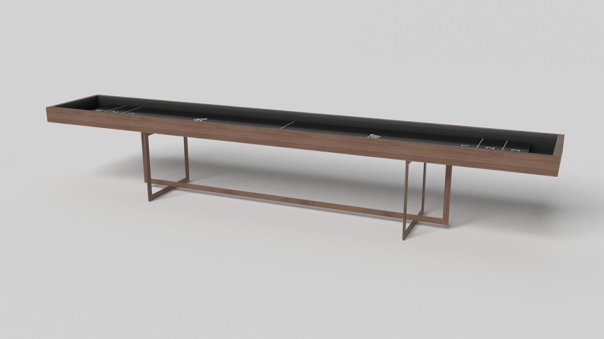 Avec une base ouverte en métal, notre table Beso est une expression unique de formes contemporaines et d'espace négatif. Cette table de shuffleboard est fabriquée à la main par nos maîtres artisans avec une base rectangle dans rectangle qui reprend