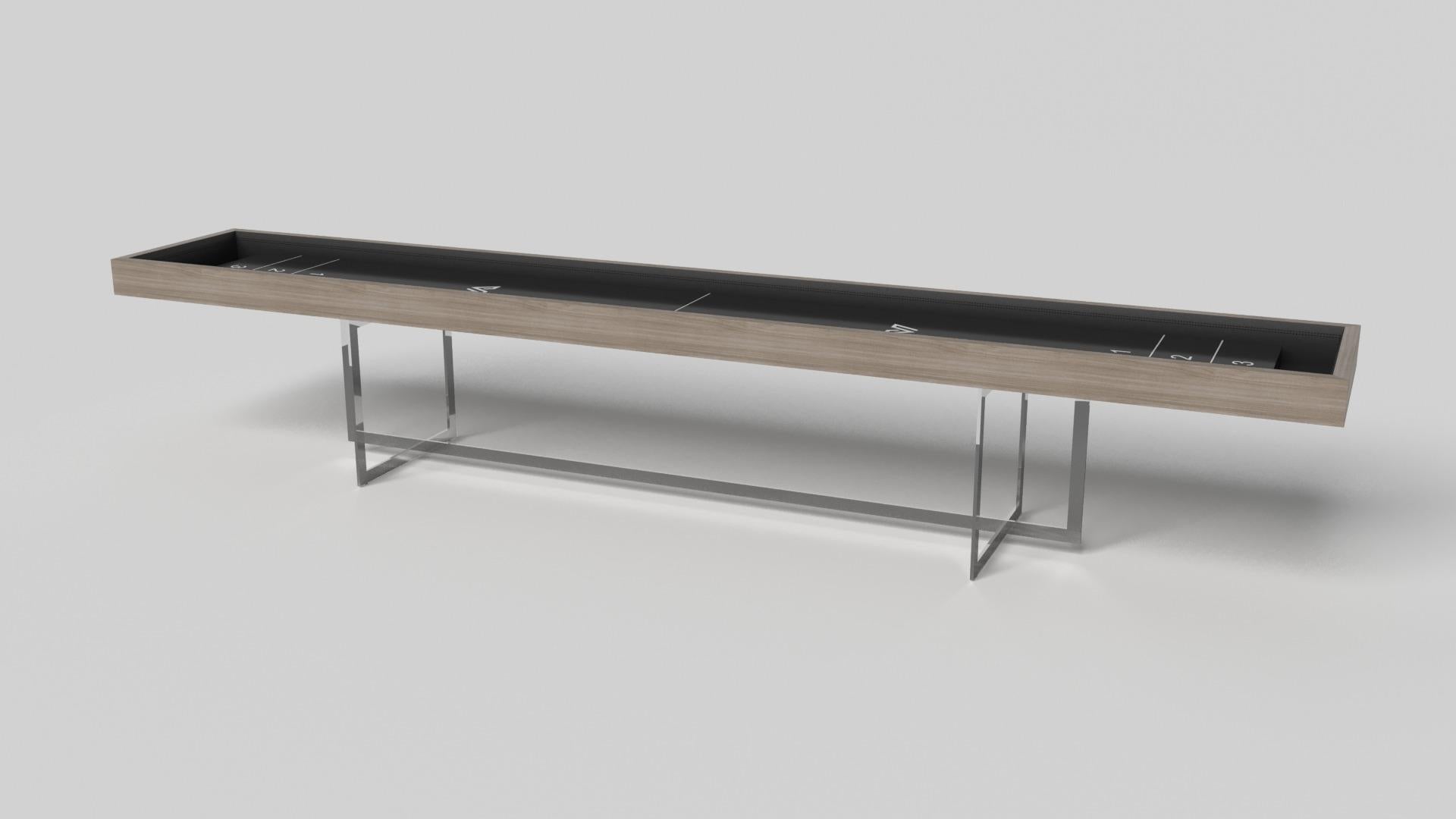 Con una base aperta in metallo, il nostro tavolo Beso è un'espressione unica di forme contemporanee e spazio negativo. Questo tavolo da shuffleboard è realizzato a mano dai nostri maestri artigiani con una base rettangolo-rettangolo che riprende gli