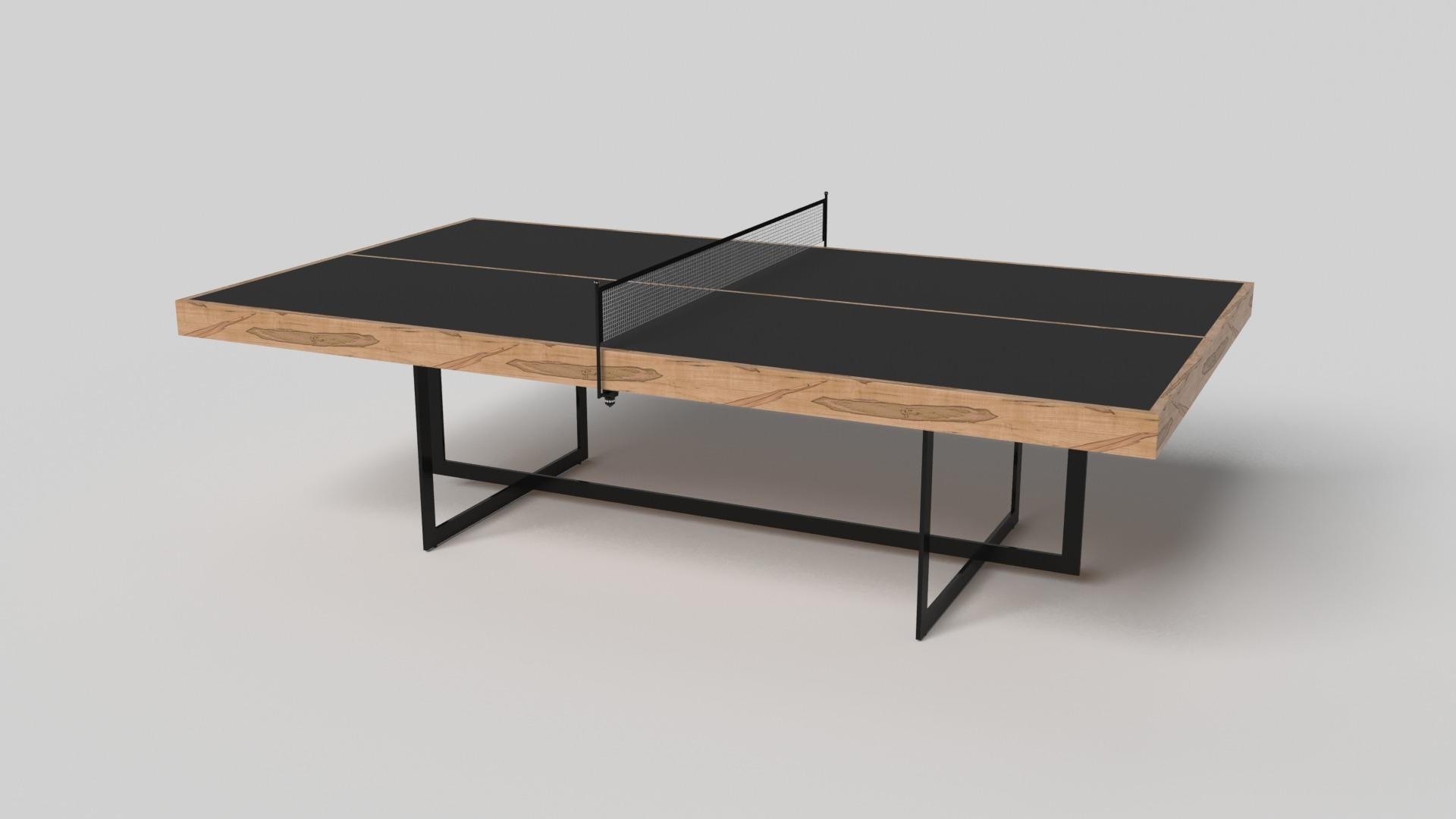 Con una base aperta in metallo, il nostro tavolo Beso è un'espressione unica di forme contemporanee e spazio negativo. Questo tavolo da ping pong è realizzato a mano dai nostri maestri artigiani con una base a rettangolo in rettangolo che riprende