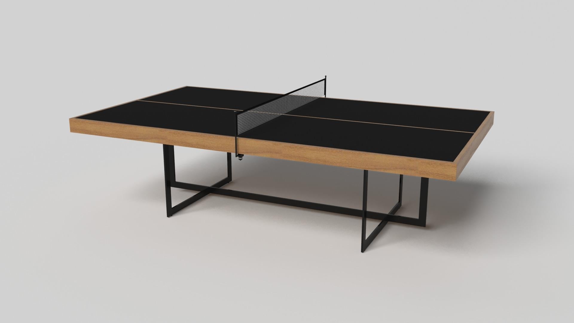 Con una base metálica abierta, nuestra mesa Beso es una expresión única de formas contemporáneas y espacio negativo. Esta mesa de ping-pong está fabricada a mano por nuestros maestros artesanos con una base rectangular que reproduce los ángulos y