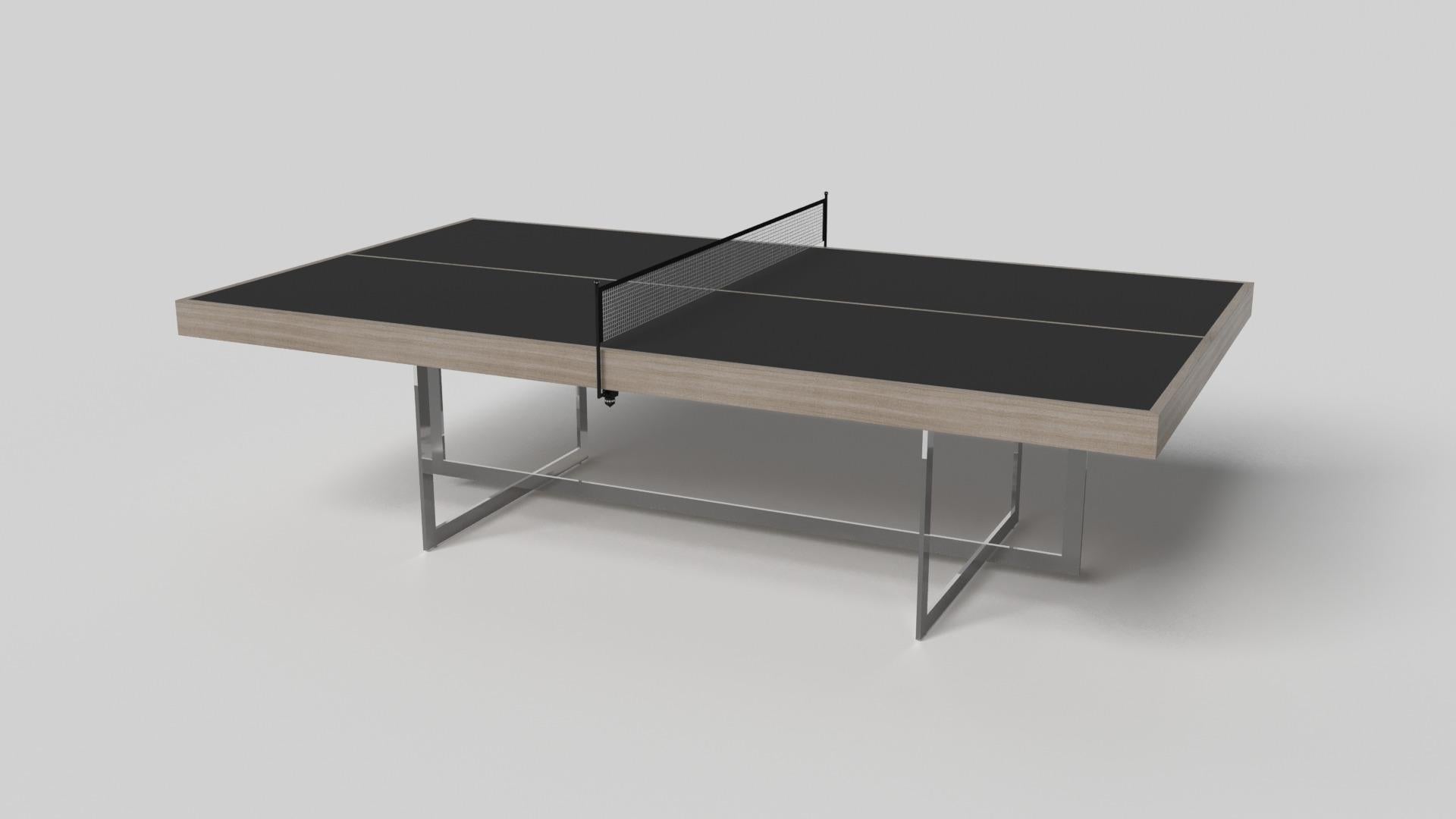 Con una base aperta in metallo, il nostro tavolo Beso è un'espressione unica di forme contemporanee e spazio negativo. Questo tavolo da ping pong è realizzato a mano dai nostri maestri artigiani con una base a rettangolo in rettangolo che riprende