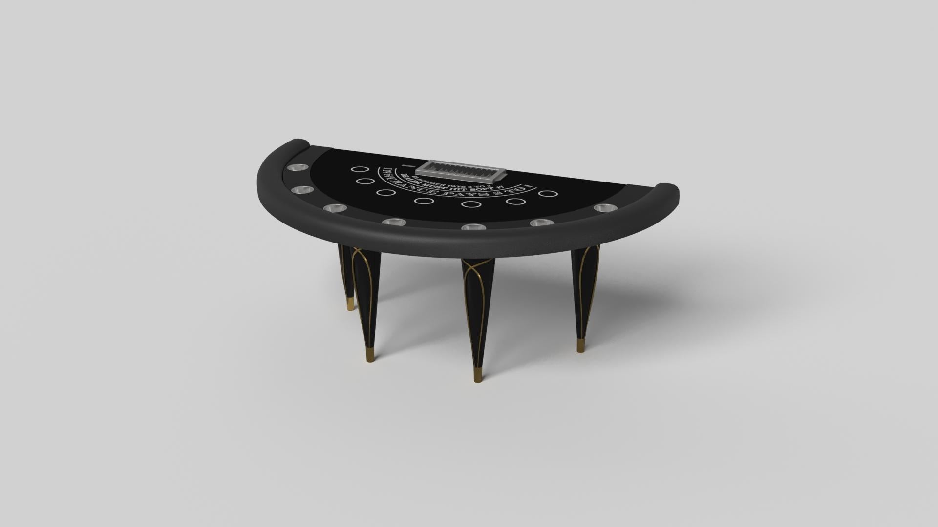 Gli accenti in oro champagne aggiungono un'innegabile eleganza a questo tavolo da blackjack di lusso. Offrendo una giocabilità superiore e uno stile senza compromessi, questo design presenta dettagli intagliati a mano, elementi decorativi in metallo
