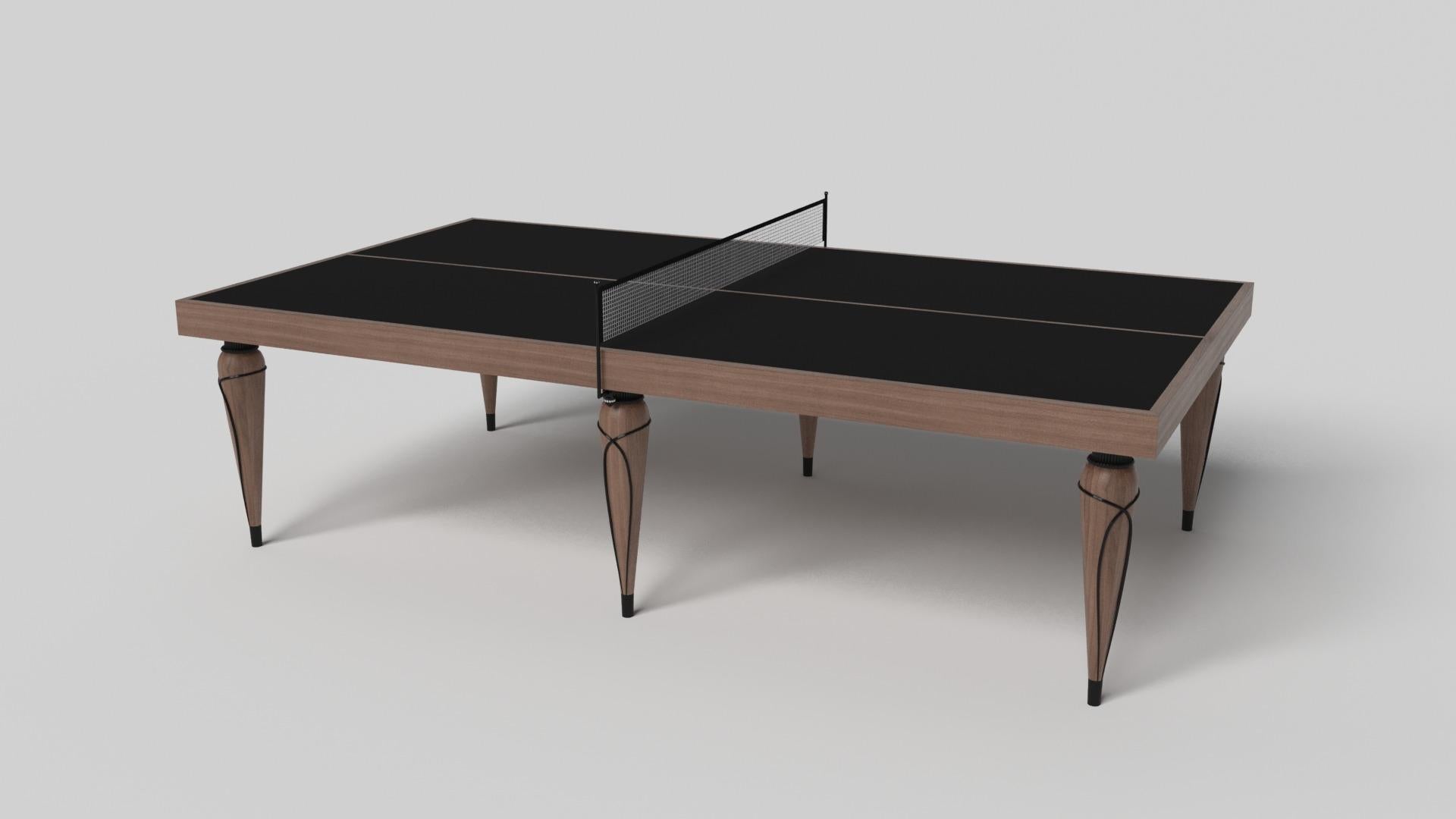 Los detalles en oro champán añaden una elegancia innegable a esta lujosa mesa de ping-pong. Este diseño, que ofrece una jugabilidad superior y un estilo sin concesiones, presenta detalles tallados a mano, elementos metálicos decorativos y sabots