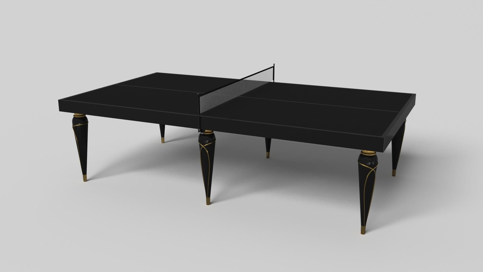 Los detalles en oro champán añaden una elegancia innegable a esta lujosa mesa de ping-pong. Este diseño, que ofrece una jugabilidad superior y un estilo sin concesiones, presenta detalles tallados a mano, elementos metálicos decorativos y sabots