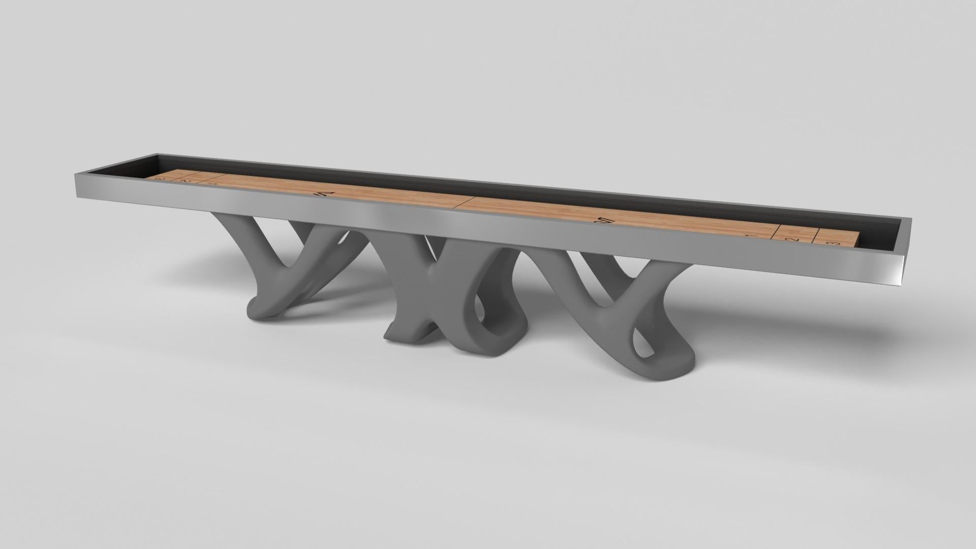 Inspirée par l'œuvre d'Antoni Gaudi et le mouvement du modernisme catalan, la table de shuffleboard Draco en noyer affiche un style audacieux avec des pieds lisses et incurvés et une surface en bois d'érable riche et lisse de qualité professionnelle
