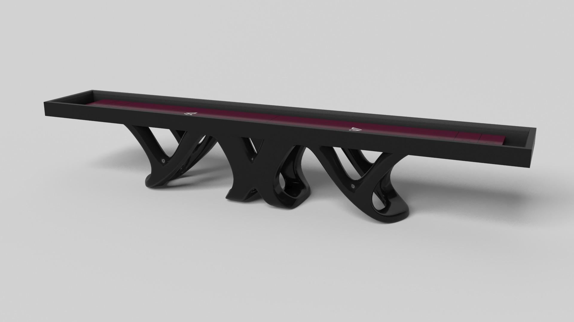 Inspirée par l'œuvre d'Antoni Gaudi et le mouvement du modernisme catalan, la table de shuffleboard Draco en noyer affiche un style audacieux avec des pieds lisses et incurvés et une surface en bois d'érable riche et lisse de qualité professionnelle