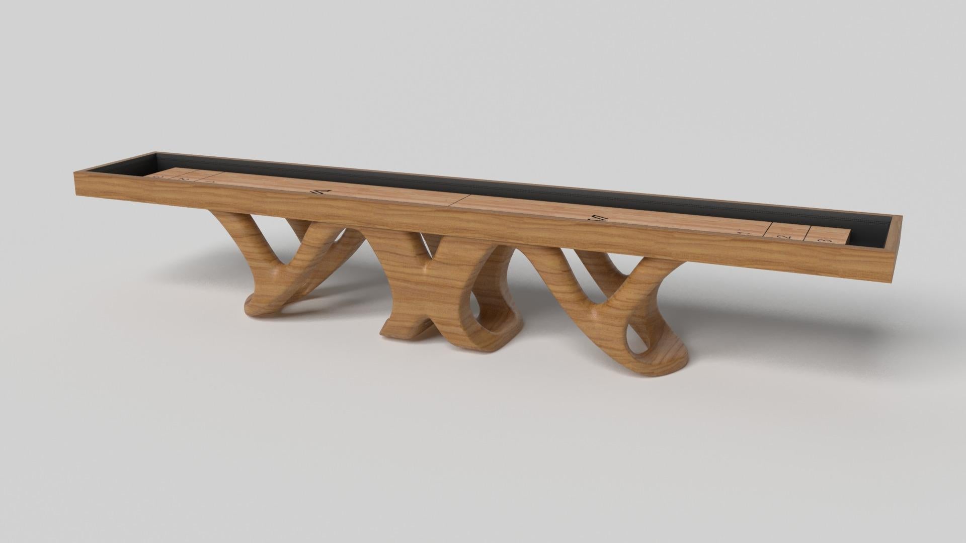 Inspiriert vom Werk Antoni Gaudis und der katalanischen Moderne, besticht der Draco Shuffleboard-Tisch in Nussbaum durch seinen kühnen Stil mit glatten, geschwungenen Beinen und einer reichhaltigen, glatten Oberfläche aus professionellem Ahornholz