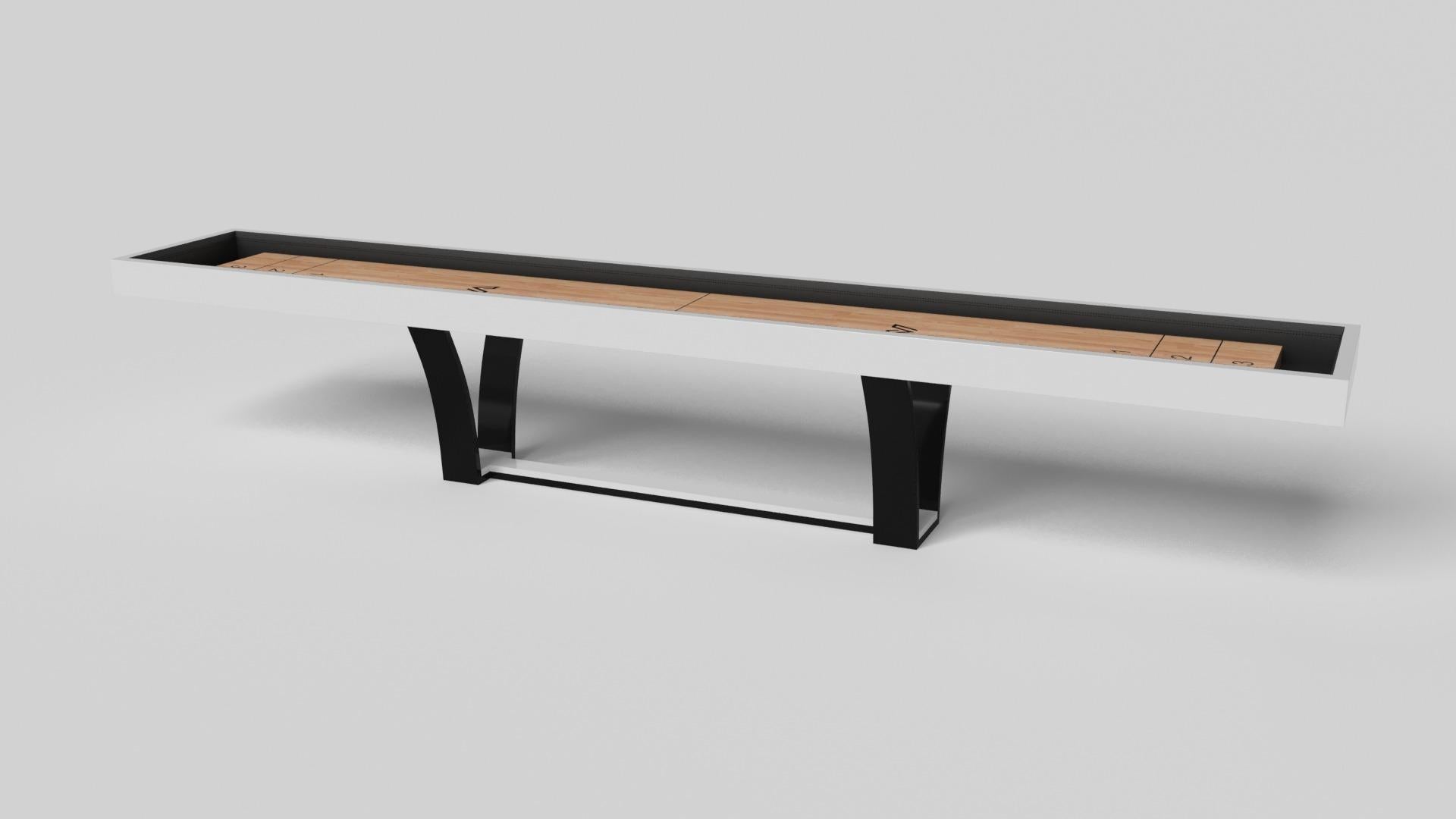 Inspirée par l'œuvre d'Antoni Gaudi et le mouvement du modernisme catalan, la table de shuffleboard Draco en noyer affiche un style audacieux avec des pieds lisses et incurvés et une surface en bois d'érable riche et lisse de qualité professionnelle