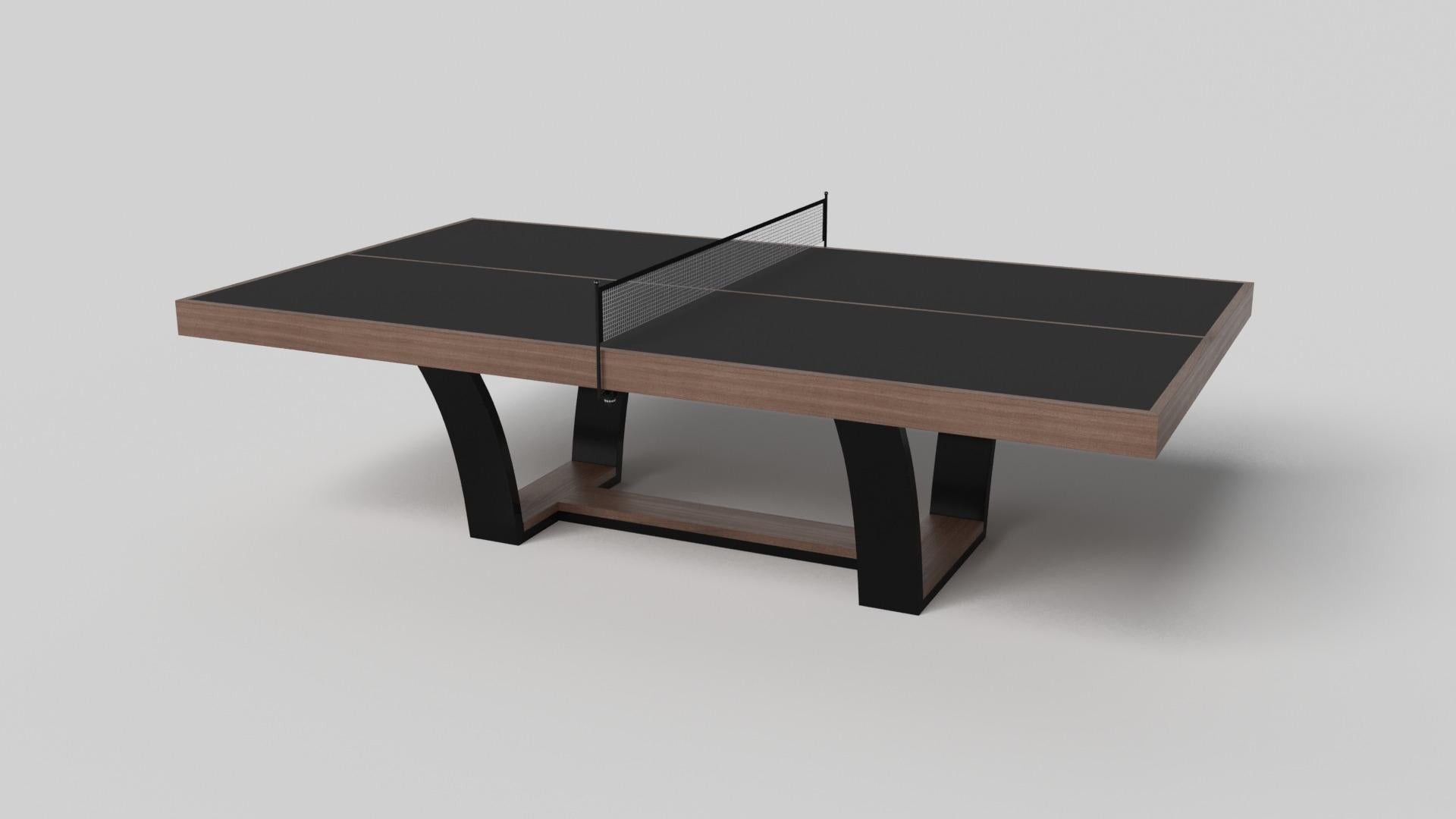 Con una base metálica en forma de I, patas metálicas ligeramente inclinadas y un tablero de madera en contraste, la mesa de ping-pong Elite destila sofisticación moderna a la vez que evoca un sentido del diseño art déco. Esta mesa es una confluencia