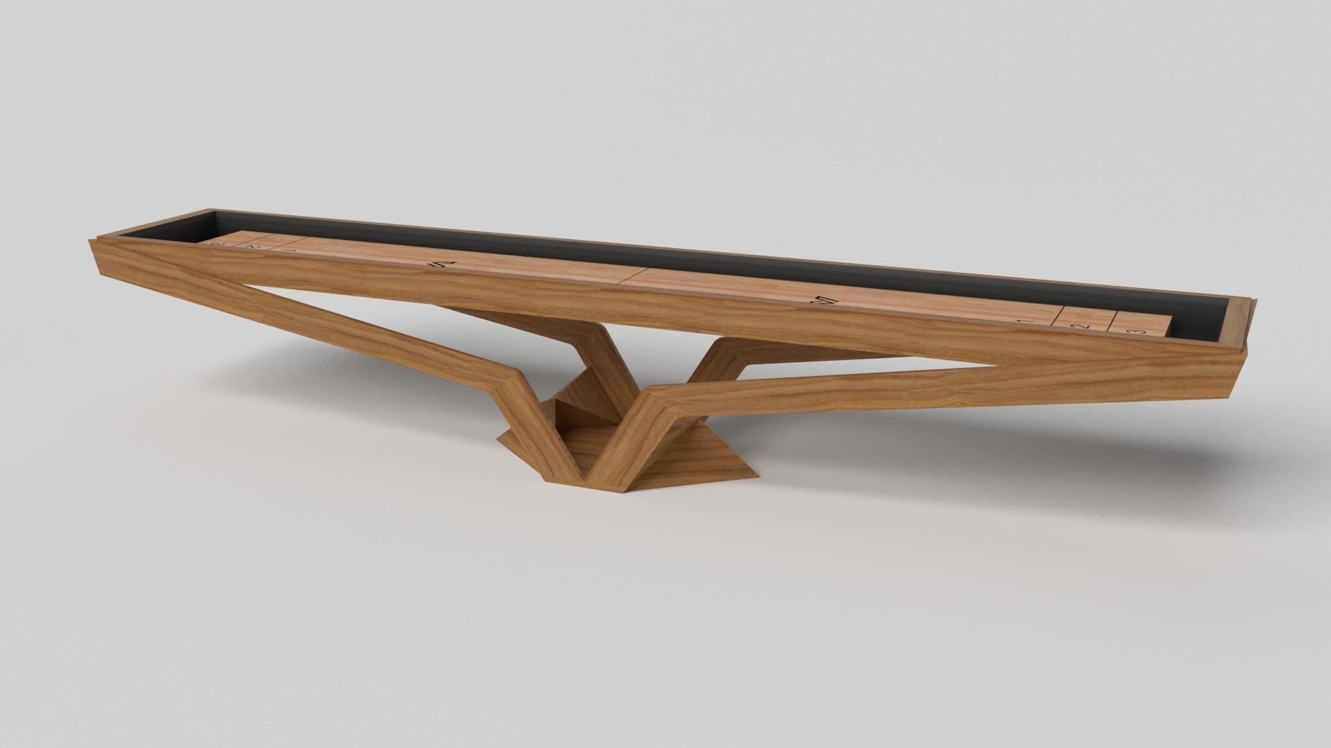 Der Enzo Shuffleboard-Tisch ist von den aerodynamischen Winkeln der europäischen Spitzenfahrzeuge inspiriert. Das Design mit seinen schlanken, V-förmigen Linien und der durchdachten Nutzung des negativen Raums verleiht diesem Tisch einen