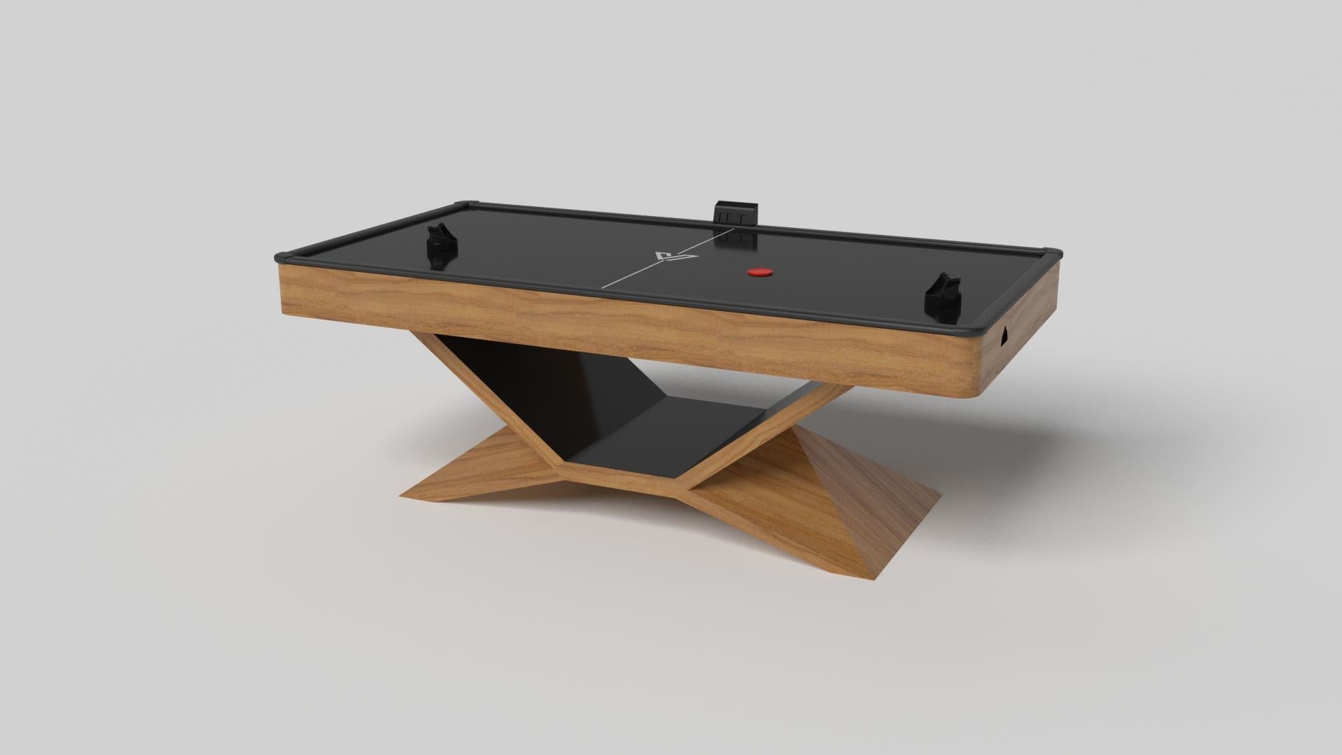 En métal chromé, la table d'air hockey Kors est un exemple supérieur de formes géométriques contrastées. Cette table présente une base angulaire qui met en valeur la beauté de l'espace négatif vu de face. Vu de côté, il offre une perspective