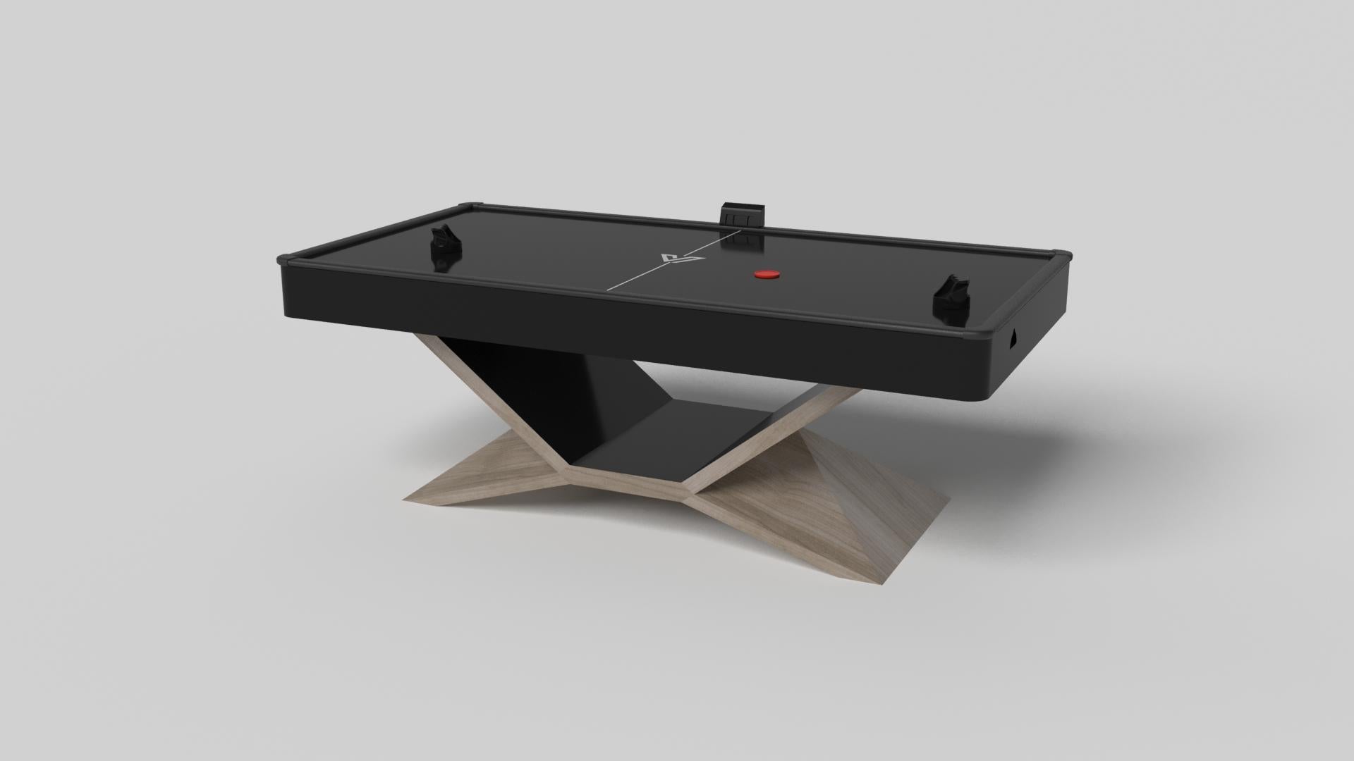 En métal chromé, la table d'air hockey Kors est un exemple supérieur de formes géométriques contrastées. Cette table présente une base angulaire qui met en valeur la beauté de l'espace négatif vu de face. Vu de côté, il offre une perspective