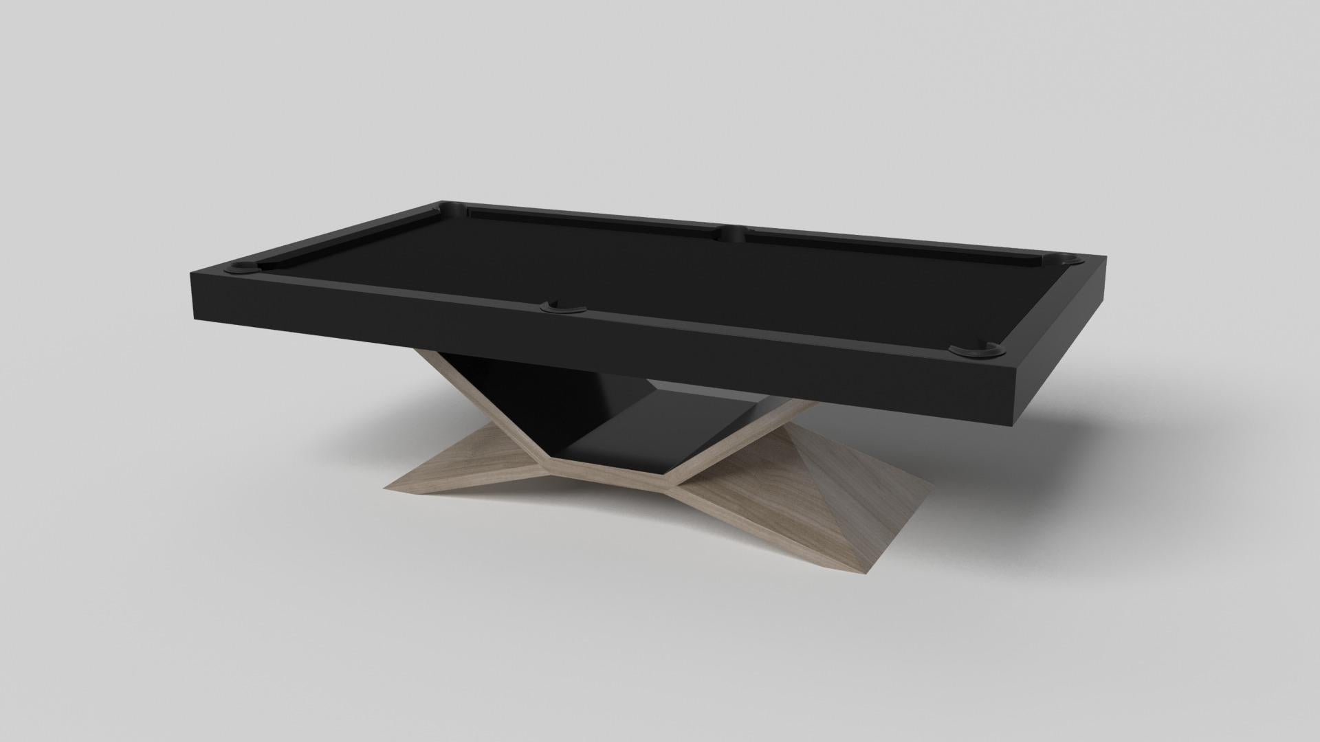 En chrome, la table de billard Kors est un exemple supérieur de formes géométriques contrastées. Cette table présente une base angulaire qui met en valeur la beauté de l'espace négatif vu de face. Vu de côté, il offre une perspective complètement