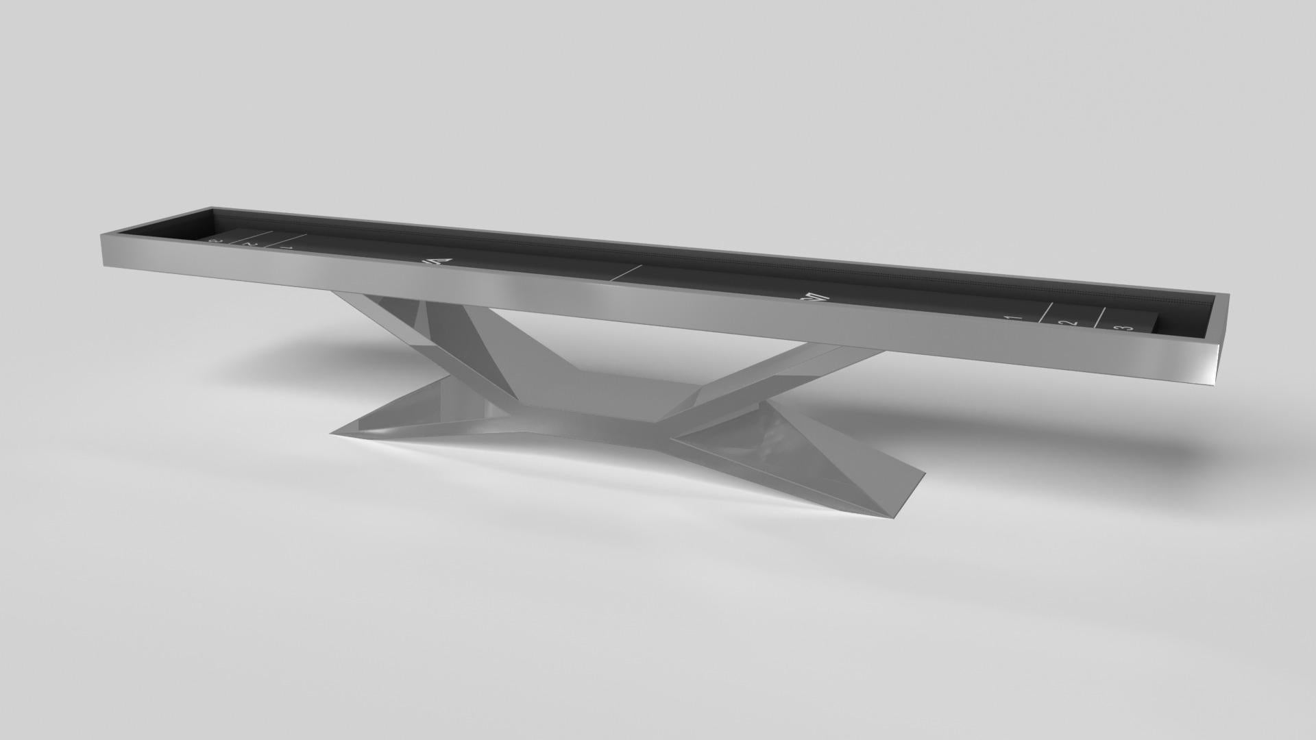 Der verchromte Shuffleboard-Tisch von Kors ist ein hervorragendes Beispiel für kontrastierende geometrische Formen. Dieser Tisch verfügt über ein kantiges Untergestell, das die Schönheit des negativen Raums in der Vorderansicht hervorhebt. In der