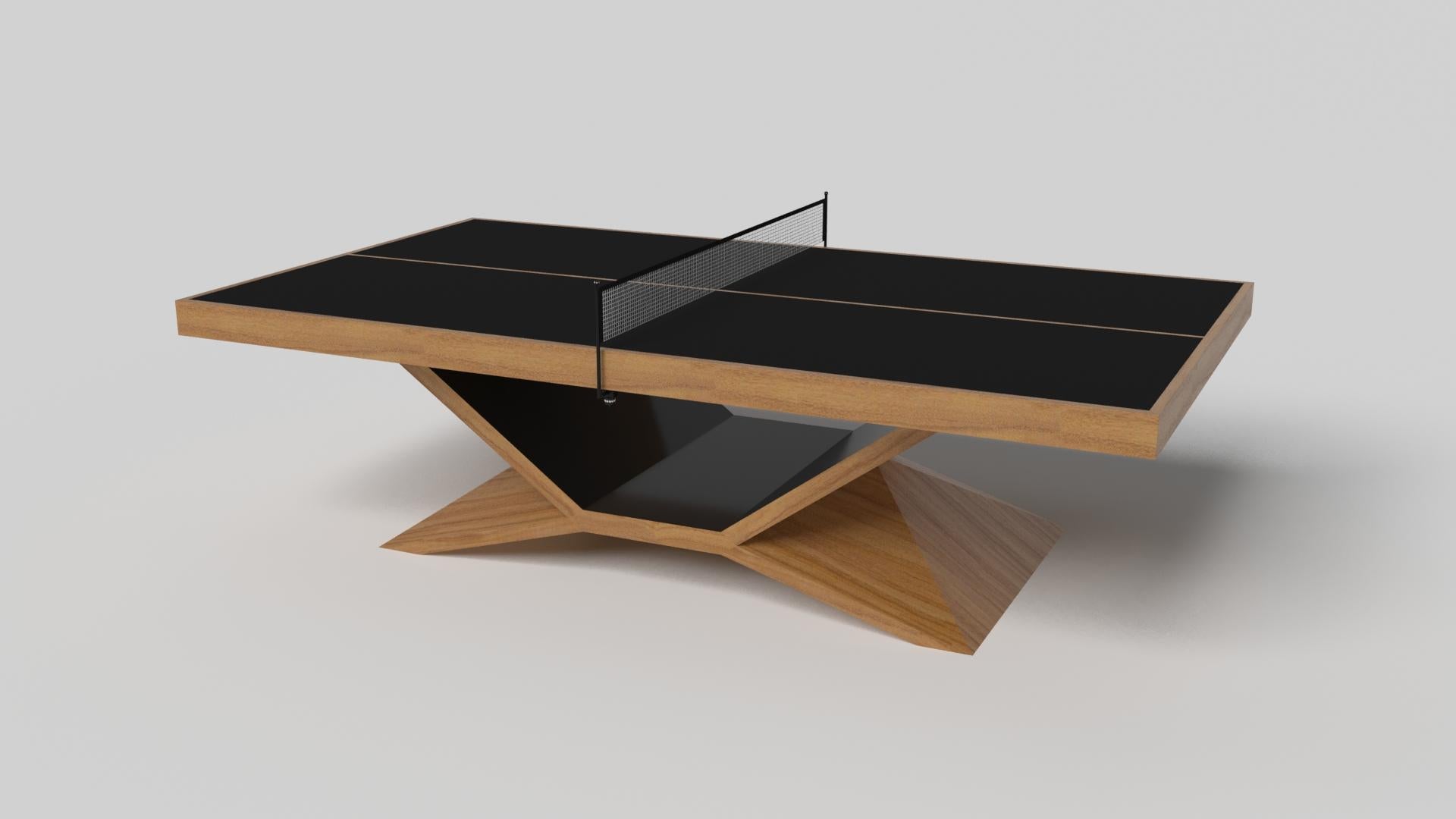 En chrome, la table de tennis de table Kors est un exemple supérieur de formes géométriques contrastées. Cette table présente une base angulaire qui met en valeur la beauté de l'espace négatif vu de face. Vu de côté, il offre une perspective