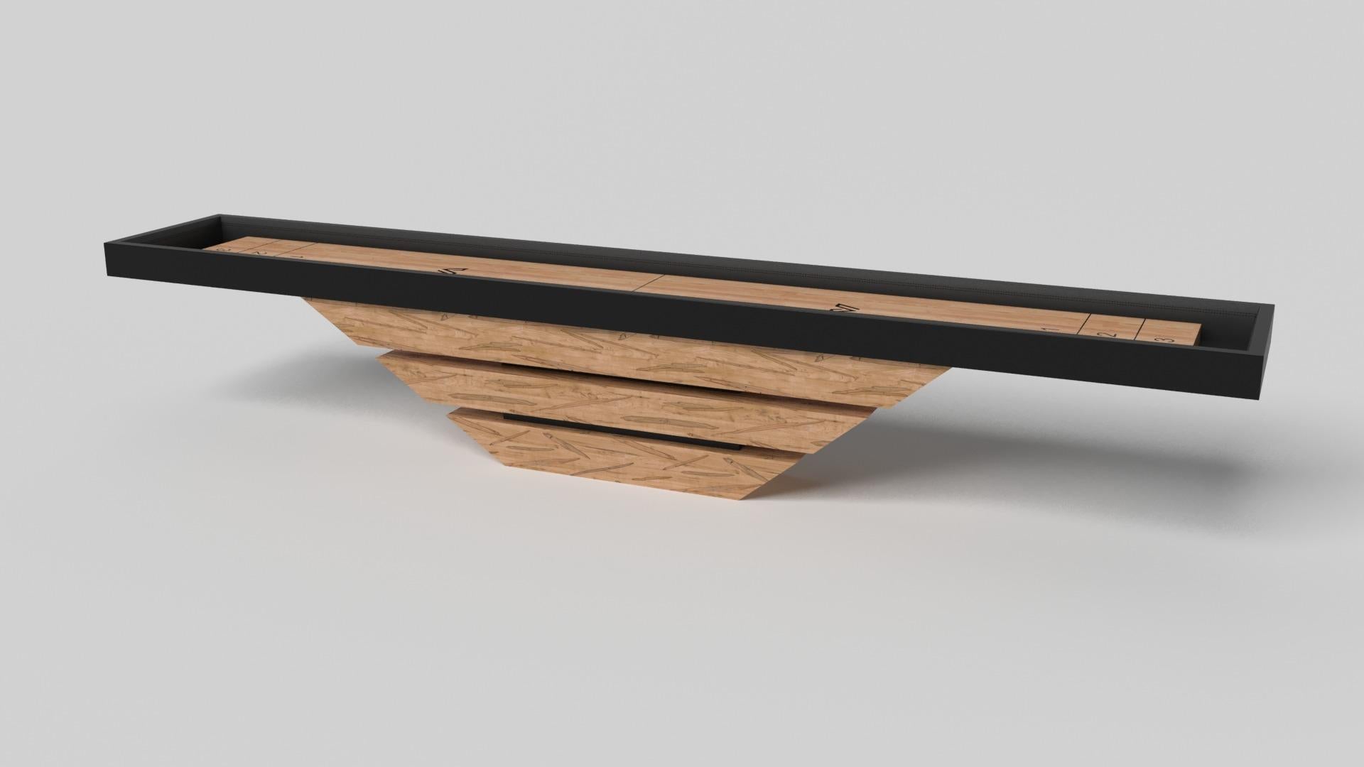 Trois pièces de bois massif semblent flotter autour d'une base centrale dissimulée, ce qui fait de la table de shuffleboard Louve en chrome l'un de nos designs les plus surprenants. Fabriquée en bois d'érable massif et agrémentée d'une surface en