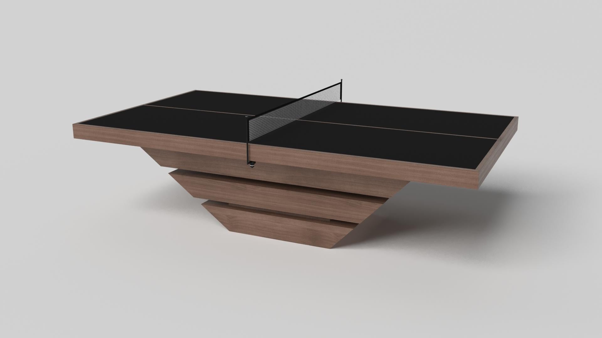 Trois solides pièces de métal semblent flotter autour d'une base centrale dissimulée, ce qui fait de la table de tennis de table Louve en chrome l'un de nos designs les plus étonnants. Fabriquée en métal durable et ornée d'un filet réglementaire sur