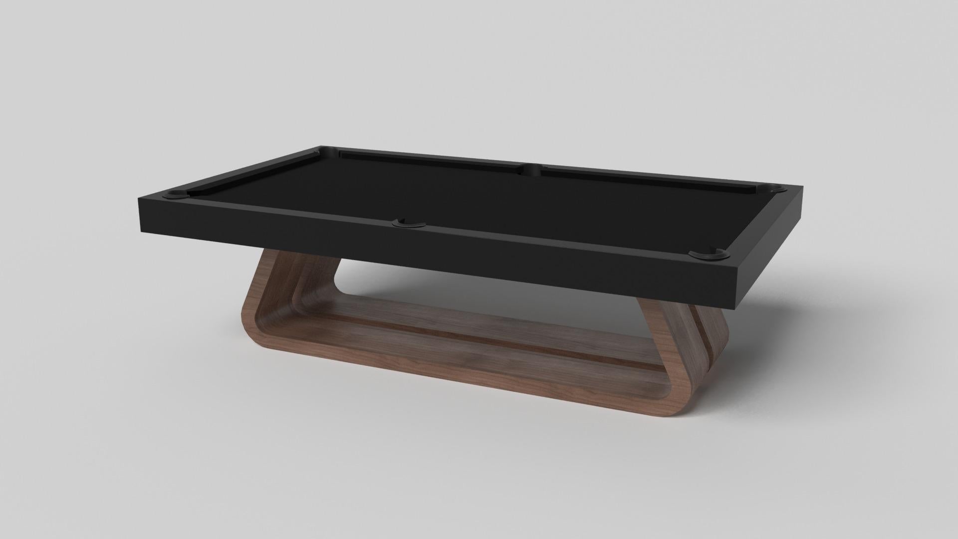 Une base ouverte avec des courbes et des bords lisses confère une sensation de légèreté et d'air au billard Luge en noyer. Évoquant la vitesse et l'esprit du mouvement continu, cette table de jeu exclusive en bois se caractérise par une base fendue