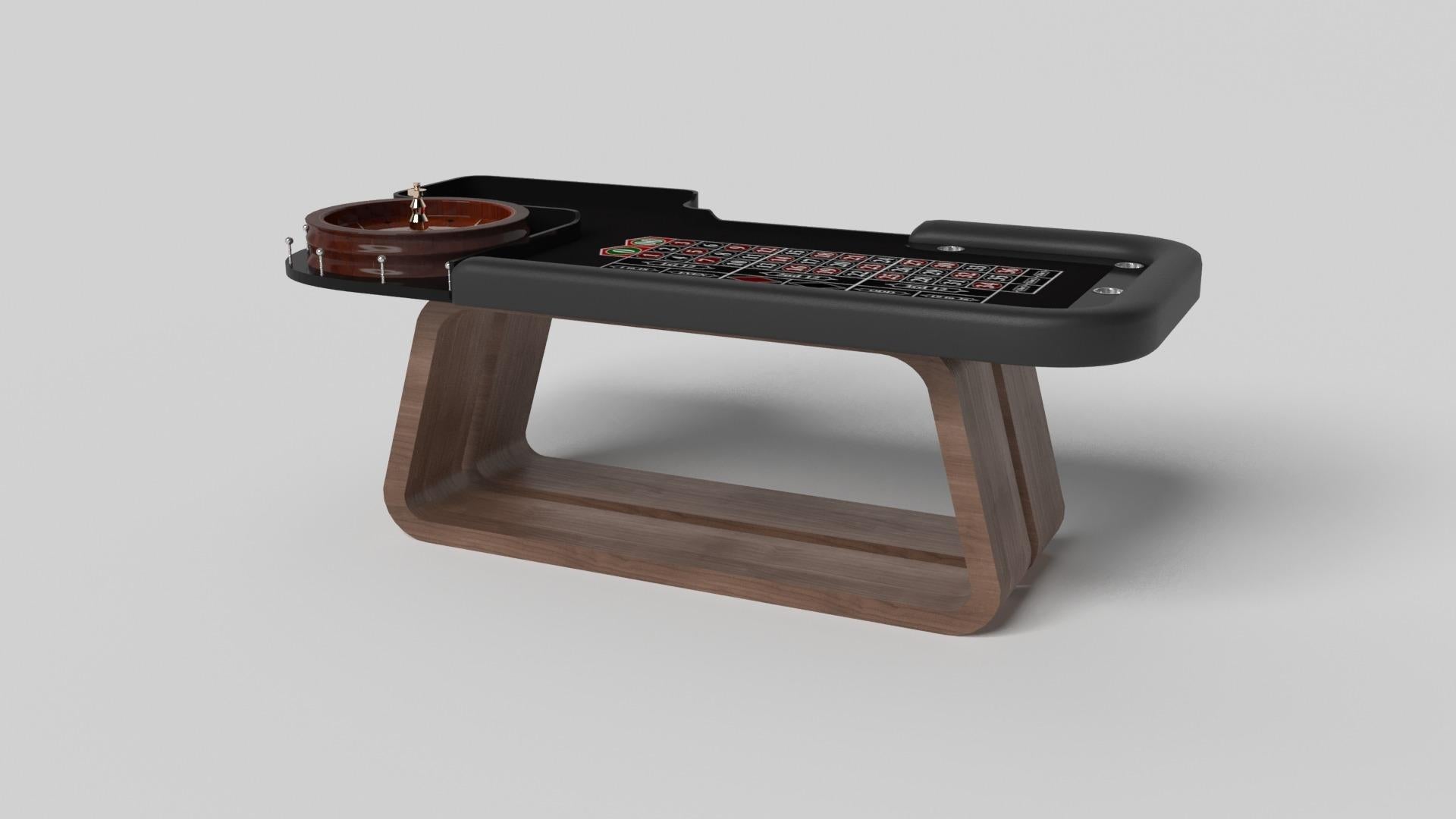 La table de roulette Luge en noyer est dotée d'une base ouverte aux courbes généreuses et aux bords lisses qui lui confèrent une sensation de légèreté et d'aération. Évoquant la vitesse et l'esprit du mouvement continu, cette table de jeu exclusive