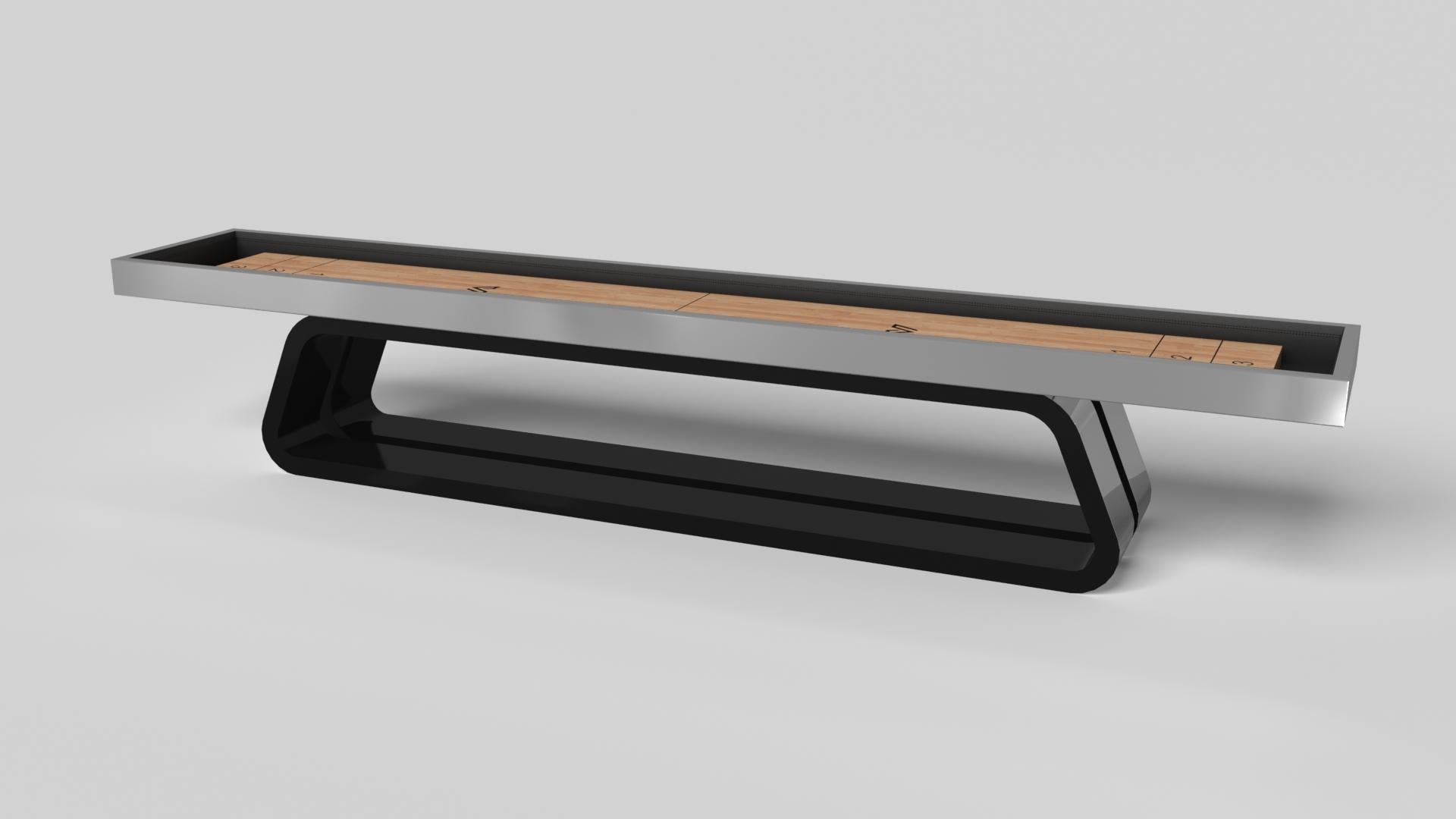 Une base ouverte avec des courbes douces et des bords lisses confère une sensation de légèreté à la table de shuffleboard Luge en noyer. Évoquant la vitesse et l'esprit du mouvement continu, cette table de jeu exclusive en bois se caractérise par