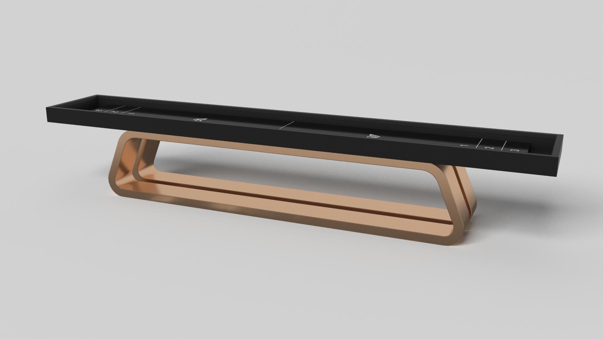 Une base ouverte avec des courbes douces et des bords lisses confère une sensation de légèreté à la table de shuffleboard Luge en noyer. Évoquant la vitesse et l'esprit du mouvement continu, cette table de jeu exclusive en bois se caractérise par