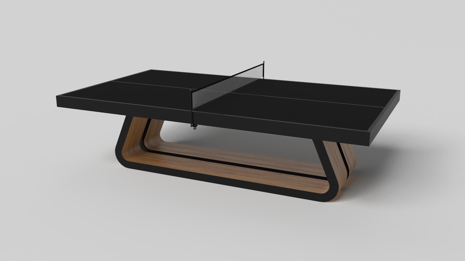 Une base ouverte avec des courbes douces et des bords lisses confère une sensation de légèreté à la table de tennis de table Luge en noyer. Évoquant la vitesse et l'esprit du mouvement continu, cette table de jeu exclusive en bois se caractérise par