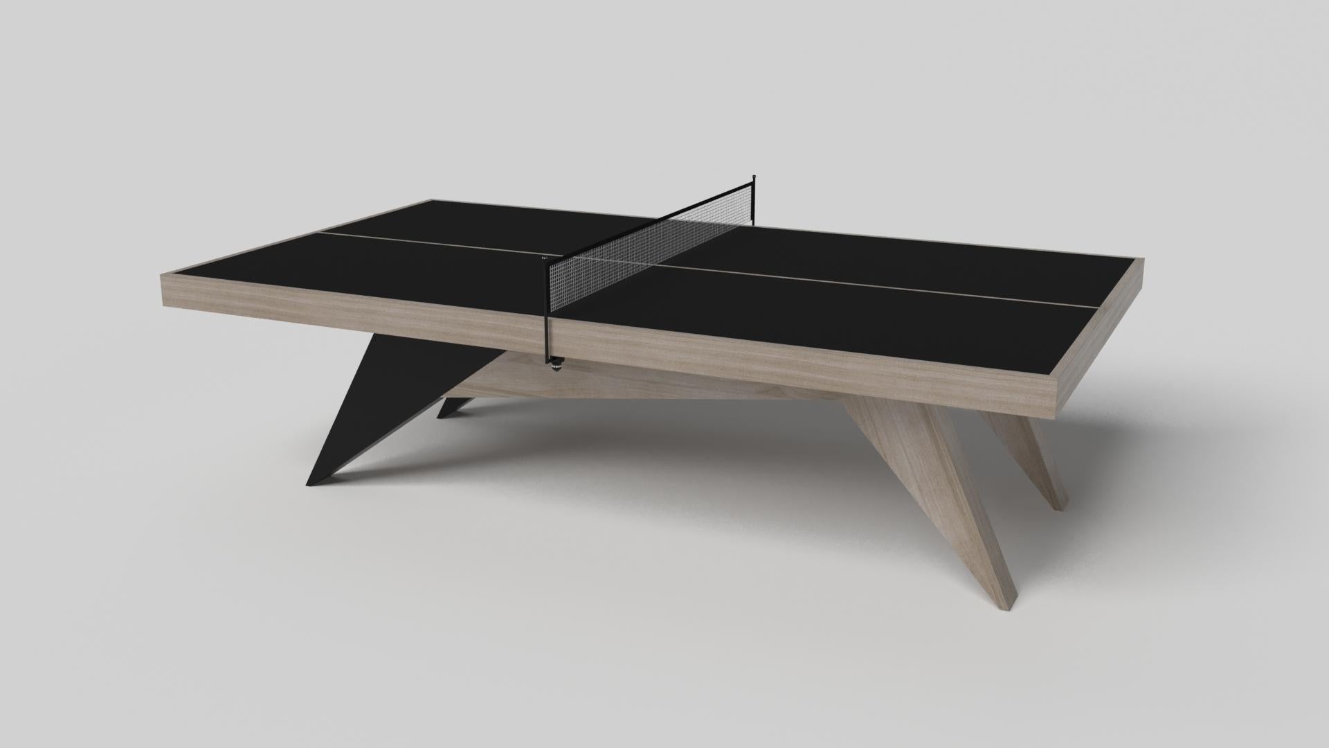 Sencilla pero sofisticada, la mesa de ping-pong Mantis en negro con aluminio cepillado da un giro fresco y moderno a un diseño clásico de cuatro patas. Los ángulos agudos y las patas cónicas proporcionan una estabilidad elegante, mientras que el