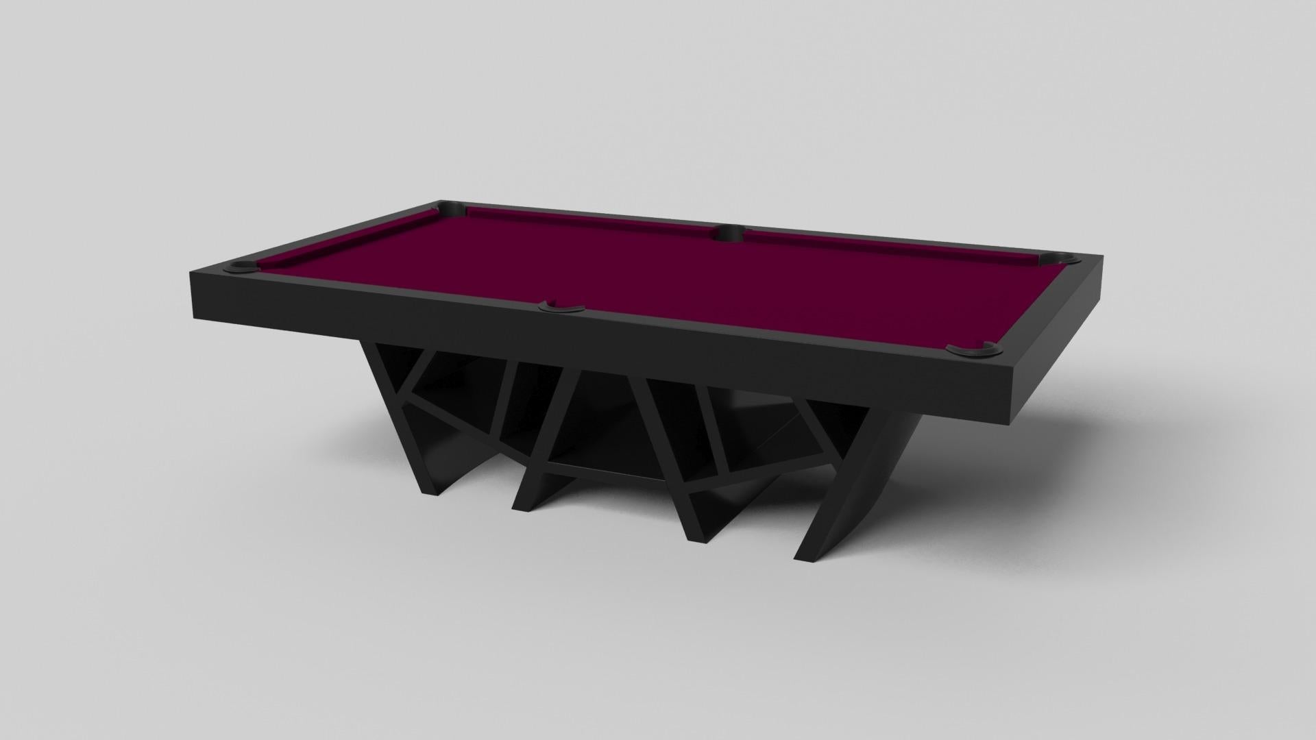 Avec une combinaison d'angles aigus, de lignes douces et de configurations géométriques, le billard Maze en noyer se caractérise par une base inspirée d'un labyrinthe au motif mystificateur. Magnifiquement détaillée avec un plateau noir lisse pour