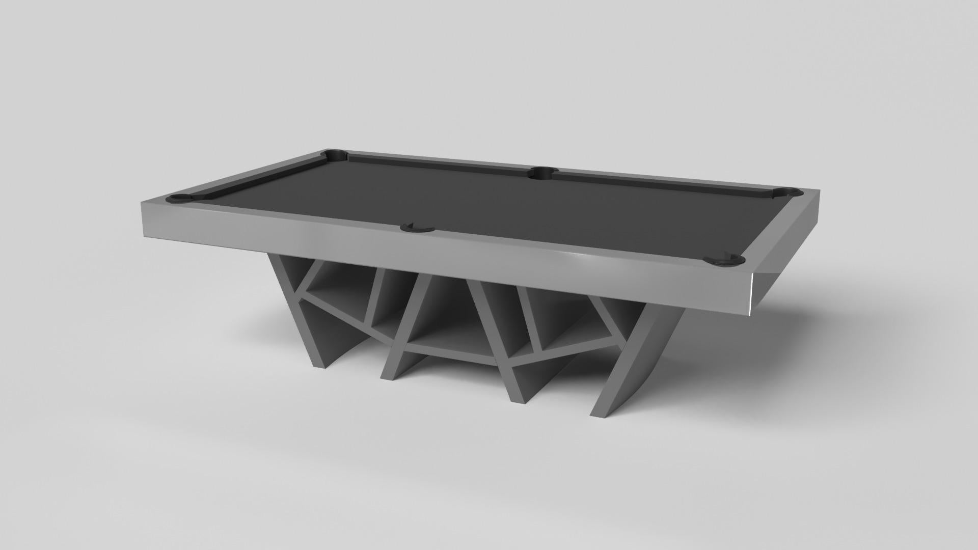 Con una combinación de ángulos agudos, líneas suaves y configuraciones geométricas, la mesa de billar Maze de nogal se caracteriza por una base de inspiración laberíntica con un motivo desconcertante. Bellamente detallada con un tablero negro liso