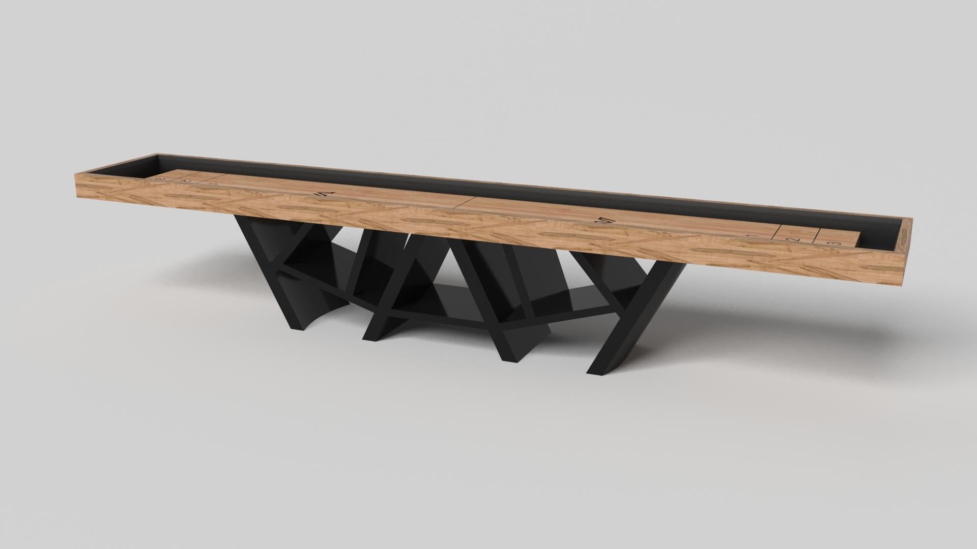 Combinant angles aigus, lignes douces et configurations géométriques, la table de shuffleboard Maze en noyer se caractérise par une base inspirée d'un labyrinthe au motif mystificateur. Magnifiquement détaillée avec un plateau noir lisse pour le