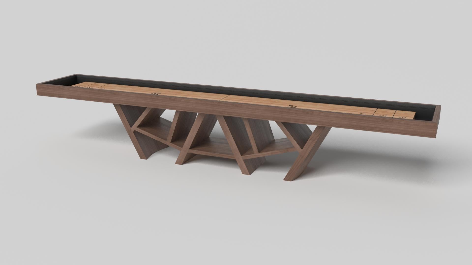 Combinant angles aigus, lignes douces et configurations géométriques, la table de shuffleboard Maze en noyer se caractérise par une base inspirée d'un labyrinthe au motif mystificateur. Magnifiquement détaillée avec un plateau noir lisse pour le