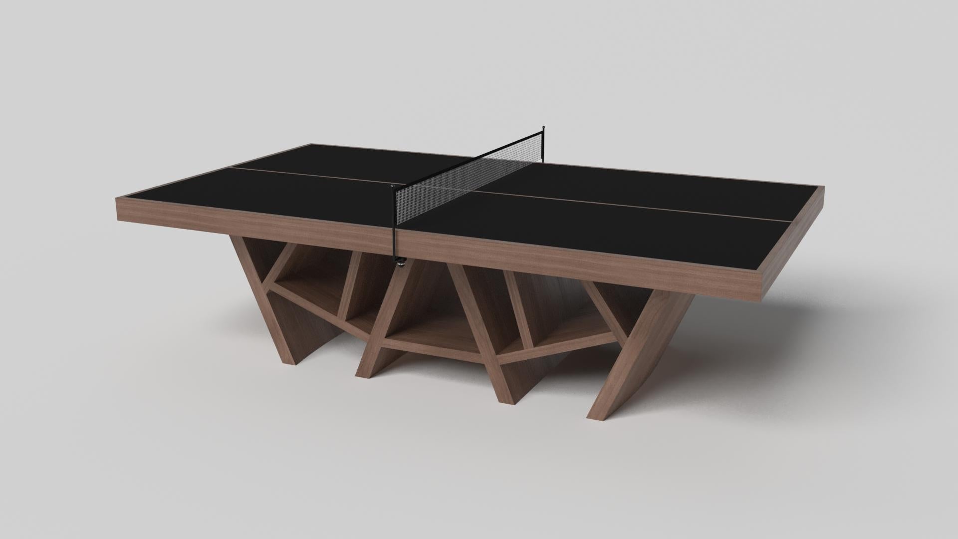 Combinant angles aigus, lignes douces et configurations géométriques, la table de ping-pong Maze en noyer se caractérise par une base inspirée d'un labyrinthe au motif mystificateur. Magnifiquement détaillée avec un plateau noir lisse pour le jeu,