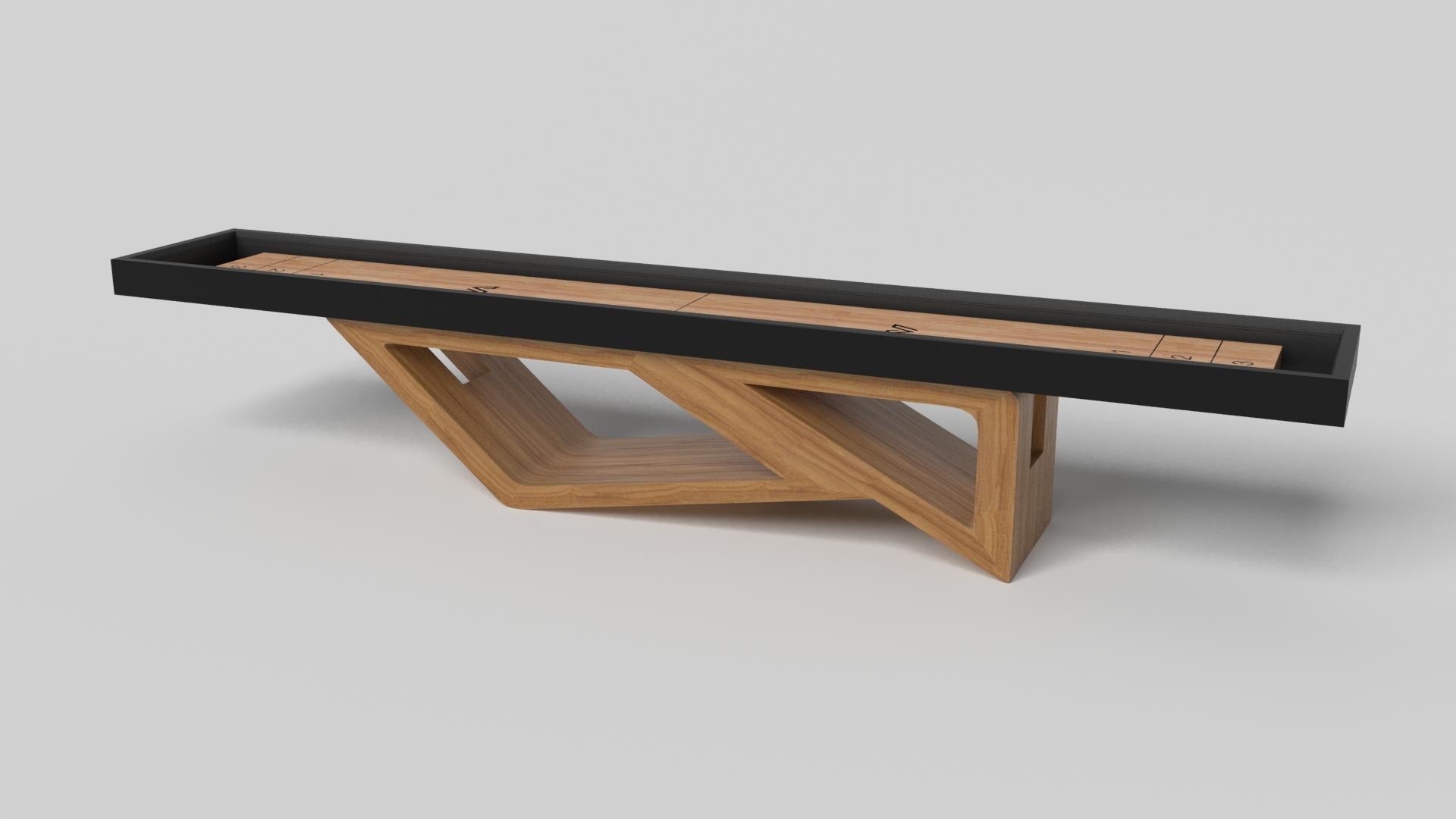 S'inspirant de la beauté des formes géométriques, la table de shuffleboard Rumba en aluminium brossé se caractérise par une série de formes creuses et pleines qui forment une base asymétrique décalée. Dotée d'un plateau en bois d'érable lisse de
