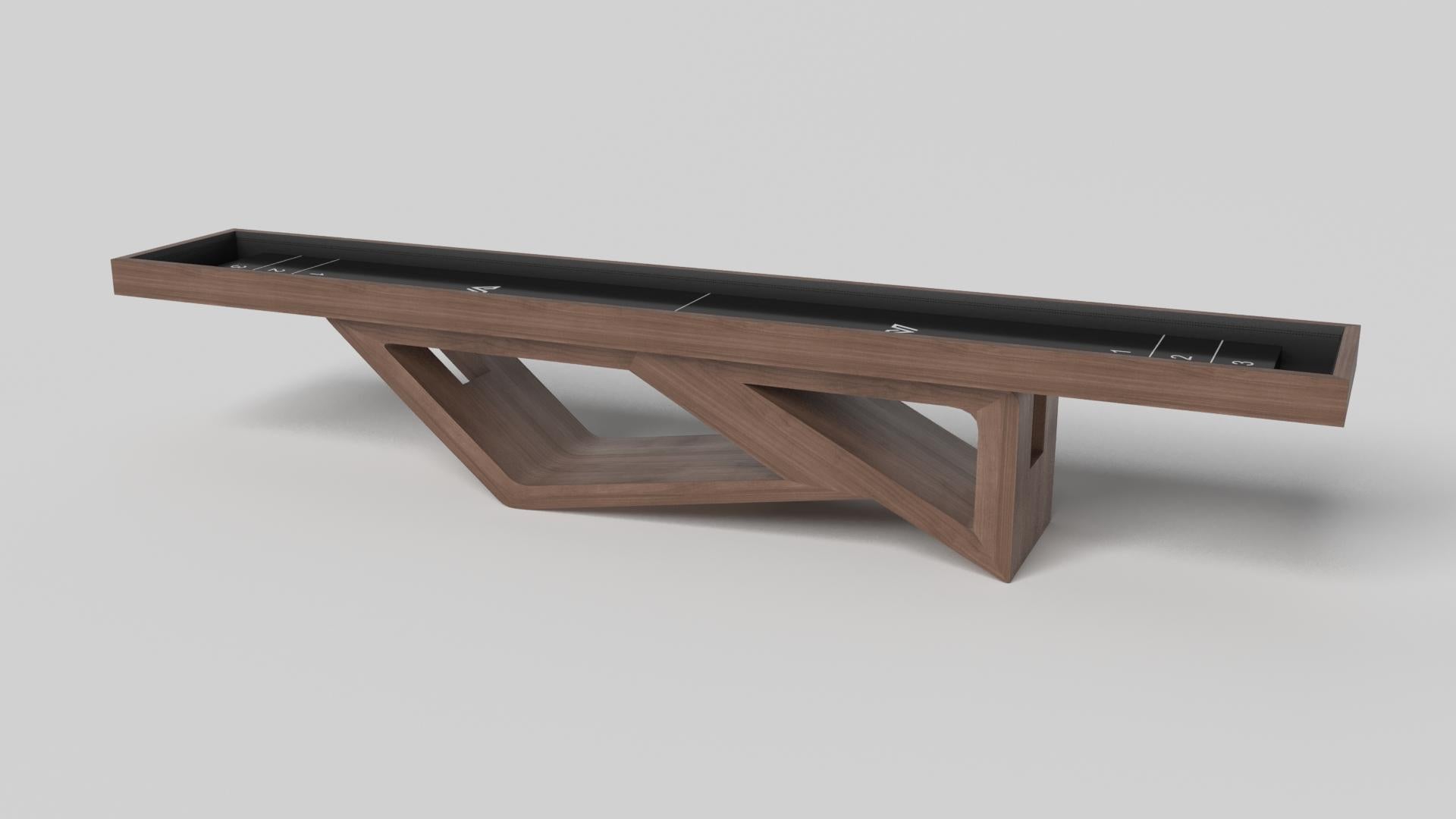 S'inspirant de la beauté des formes géométriques, la table de shuffleboard Rumba en aluminium brossé se caractérise par une série de formes creuses et pleines qui forment une base asymétrique décalée. Dotée d'un plateau en bois d'érable lisse de