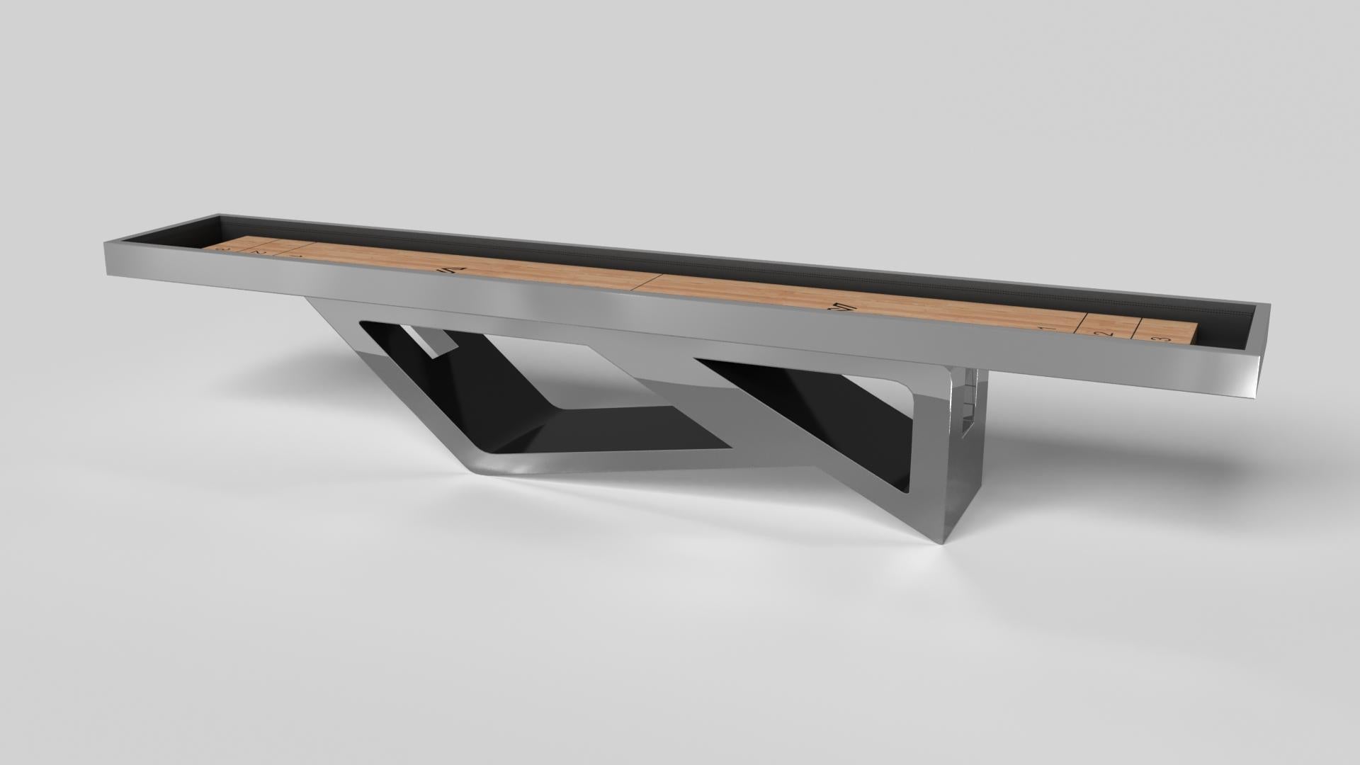 S'inspirant de la beauté des formes géométriques, la table de shuffleboard Rumba en aluminium brossé se caractérise par une série de formes creuses et pleines qui forment une base asymétrique décalée. Dotée d'un plateau en bois d'érable lisse de