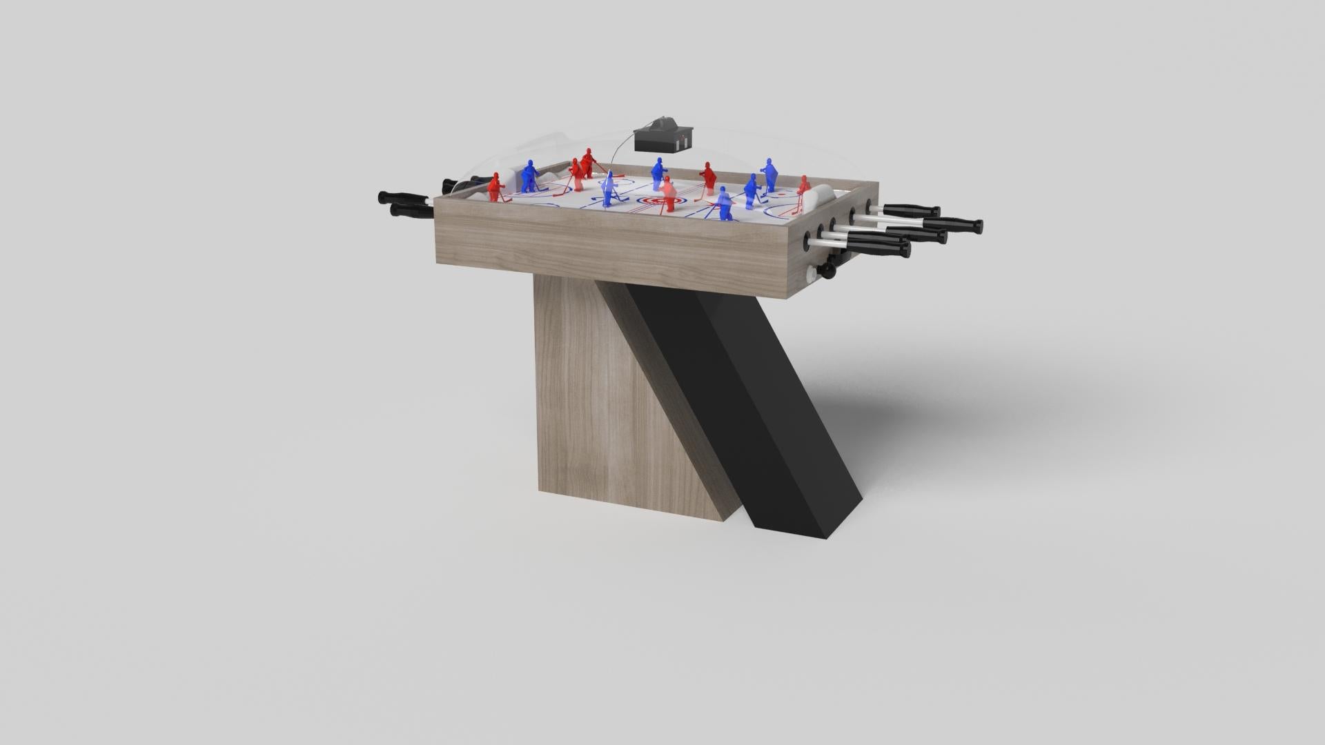 Una base asimétrica crea una silueta que flota libremente, haciendo de la mesa de hockey Stilt de cúpula cromada con nogal un complemento convincente y contemporáneo para el hogar moderno. Fabricada en metal resistente con detalles de madera de