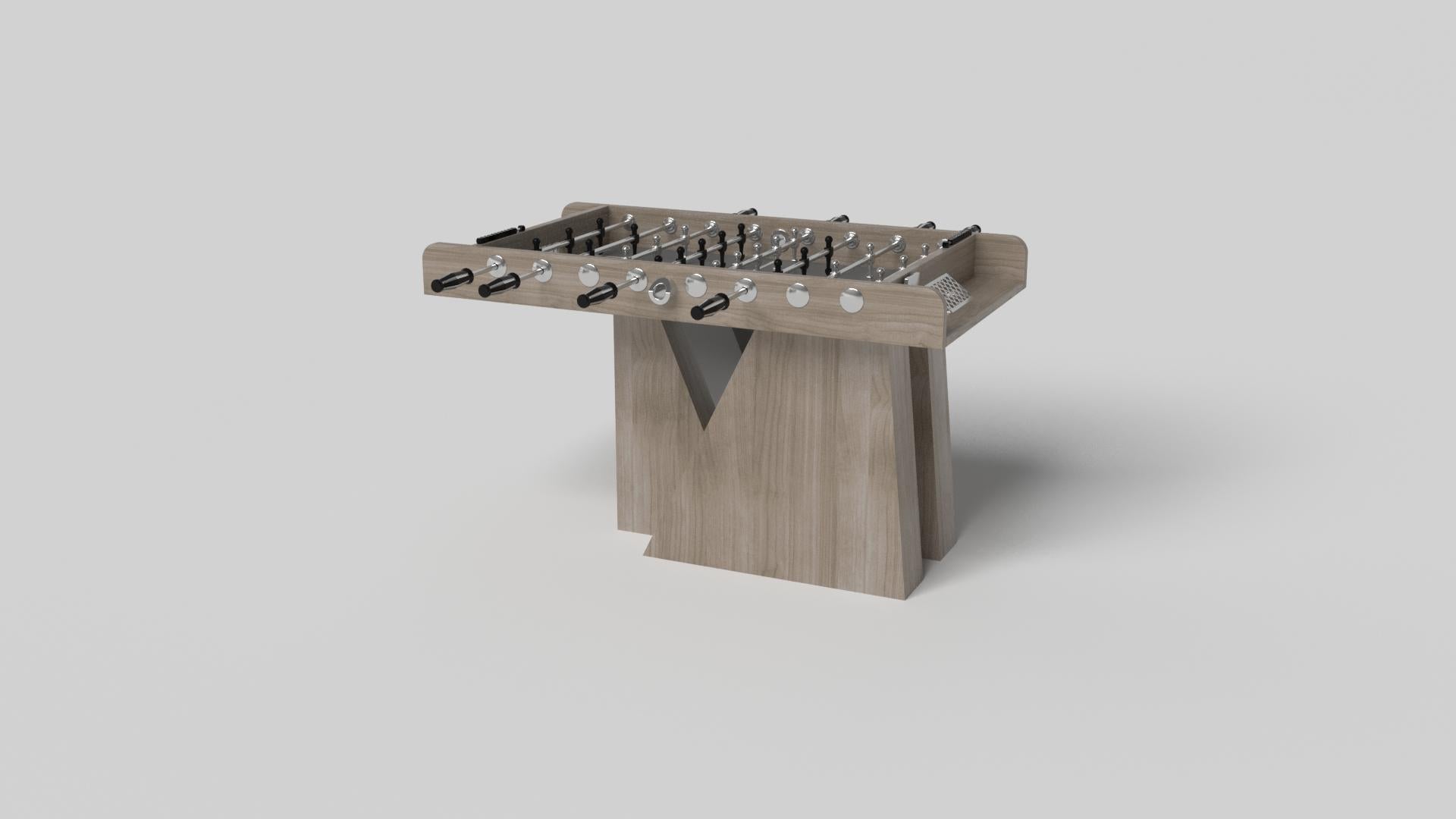 Une base asymétrique crée une silhouette flottante, faisant du baby-foot Stilt en chrome et noyer un ajout contemporain et convaincant à la maison moderne. Fabriquée en métal durable avec des accents en bois de noyer massif, cette luxueuse table de