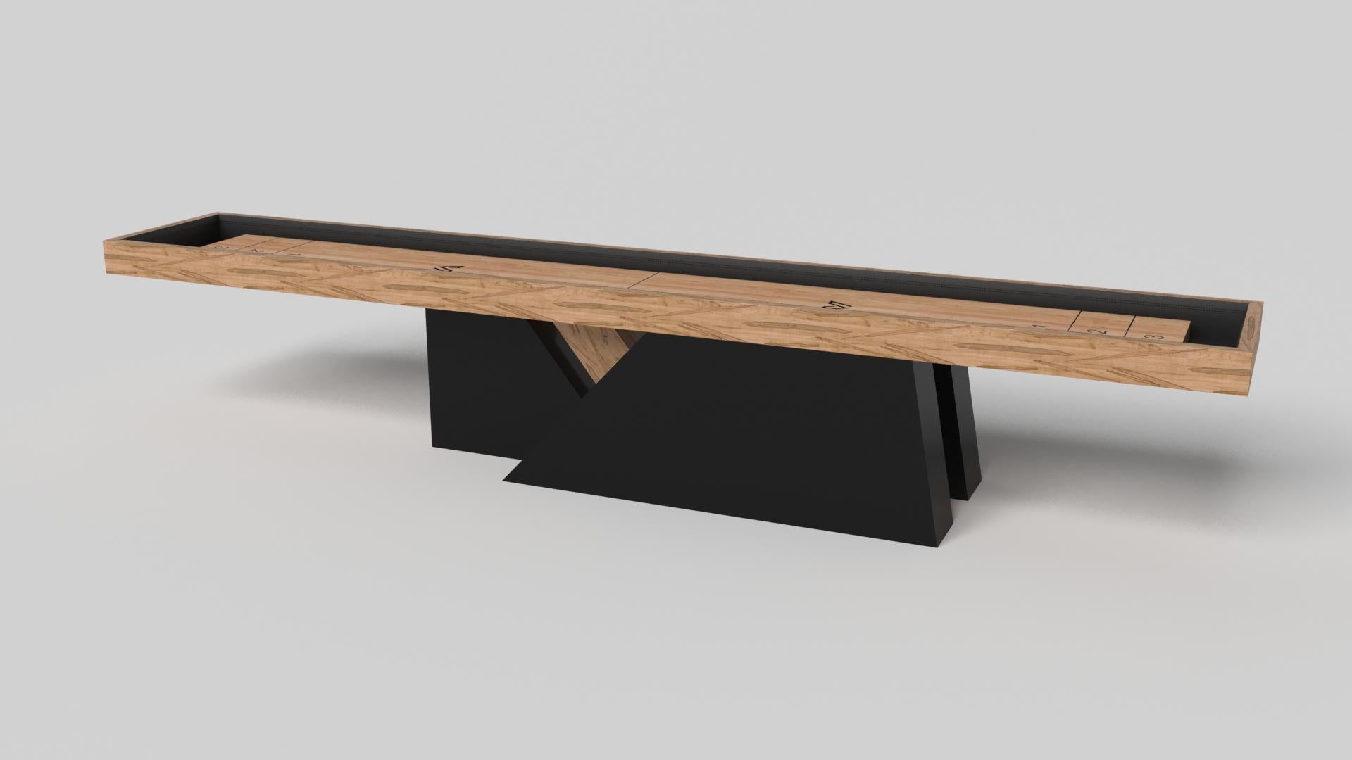 Ein asymmetrischer Sockel schafft eine frei schwebende Silhouette, die den Stilt Shuffleboard-Tisch in Chrom mit Nussbaum zu einer überzeugenden, zeitgenössischen Ergänzung für das moderne Zuhause macht. Dieser luxuriöse, handgefertigte Spieltisch