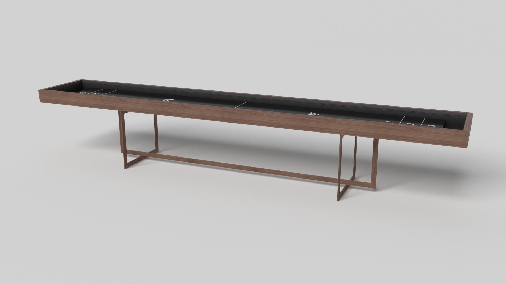 Une base asymétrique crée une silhouette flottante, faisant de la table de shuffleboard Stilt en chrome et noyer un ajout fascinant et contemporain à la maison moderne. Fabriquée en métal durable avec des accents en bois de noyer massif, cette