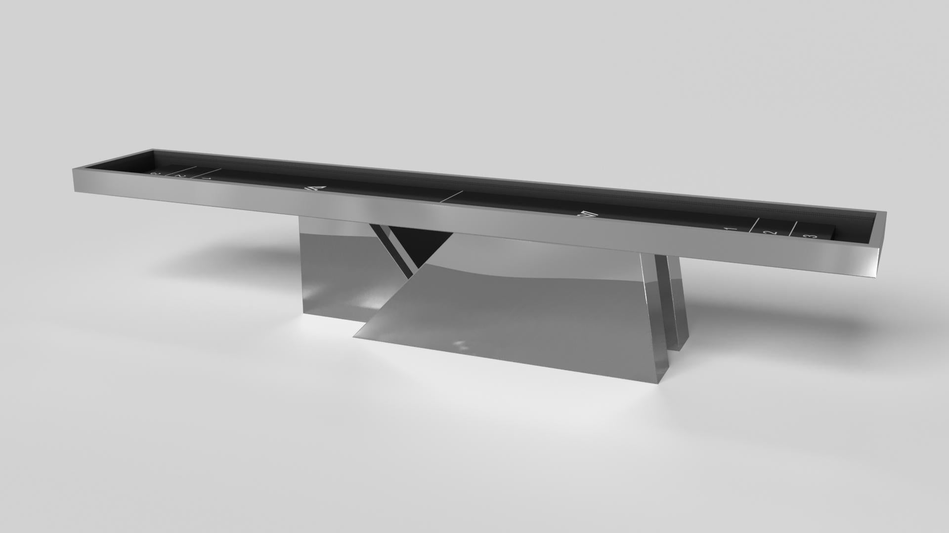 Une base asymétrique crée une silhouette flottante, faisant de la table de shuffleboard Stilt en chrome et noyer un ajout contemporain convaincant à la maison moderne. Fabriquée en métal durable avec des accents en bois de noyer massif, cette
