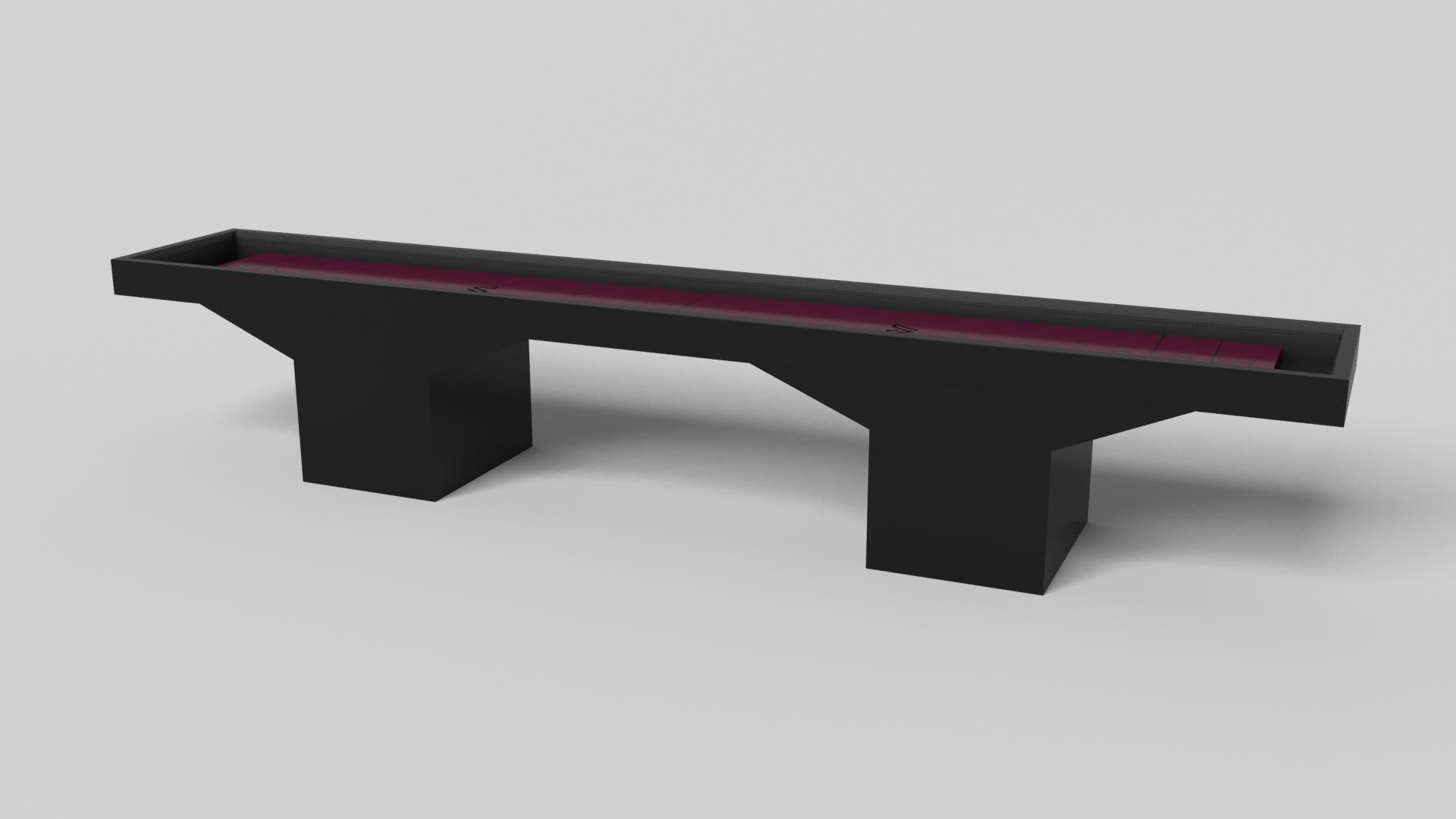 Minimalistisches Design trifft beim Trestle Shuffleboard-Tisch auf opulente Eleganz. Dieser moderne Tisch ist mit einer professionellen Oberfläche für endloses Spiel ausgestattet und wurde fachmännisch hergestellt. Die quadratischen Blockbeine