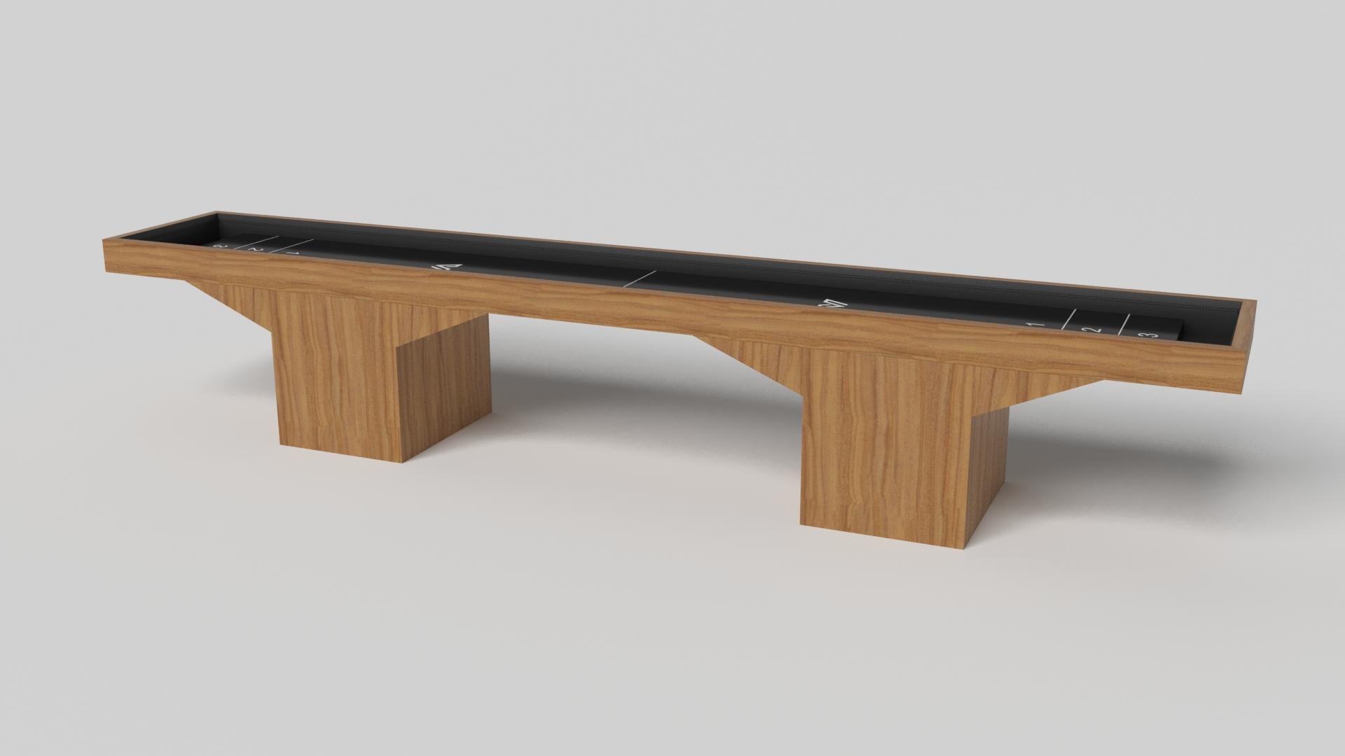 Minimalistisches Design trifft beim Trestle Shuffleboard-Tisch auf opulente Eleganz. Dieser moderne Tisch ist mit einer professionellen Oberfläche für endloses Spiel ausgestattet und wurde fachmännisch hergestellt. Die quadratischen Blockbeine